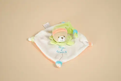 Mini doudou ours plat orange et blanc avec bonnet vert collection Les Acidulés marque Doudou et Compagnie
