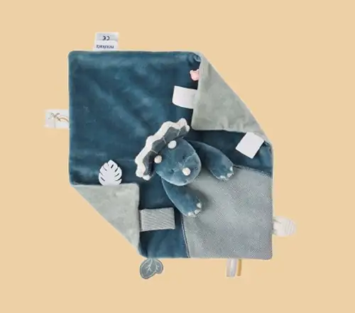 Plié Doudou Dinosaure Triceratops Ops Plat Bleu – Collection "Tiga, Stegi et Ops" de NOUKIE'S, avec emballage fournisseur.