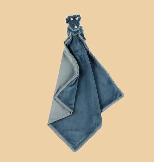 face Doudou XXL Dinosaure Ops en Veloudoux – Couverture Bleue Neuf, avec emballage fournisseur, Collection "Tiga, Stegi & Ops" de NOUKIE'S.