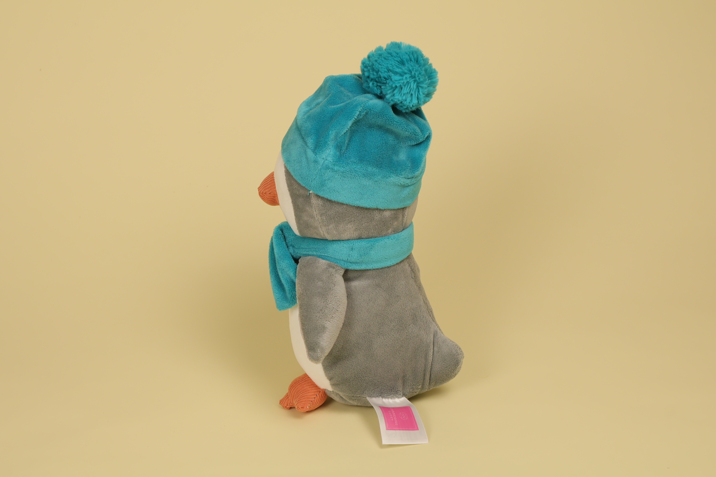 Peluche Pingouin Gris Echarpe Bonnet Bleu profil