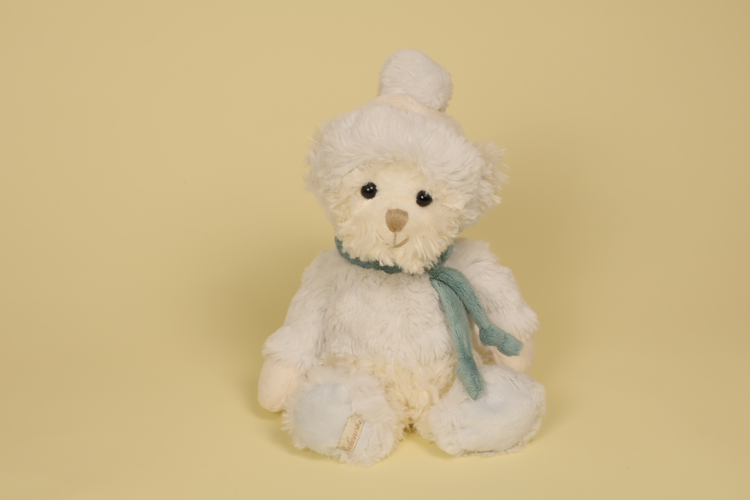 Peluche ours blanc 32 cm avec bonnet et écharpe bleue marque Bukowski Design ours de collection