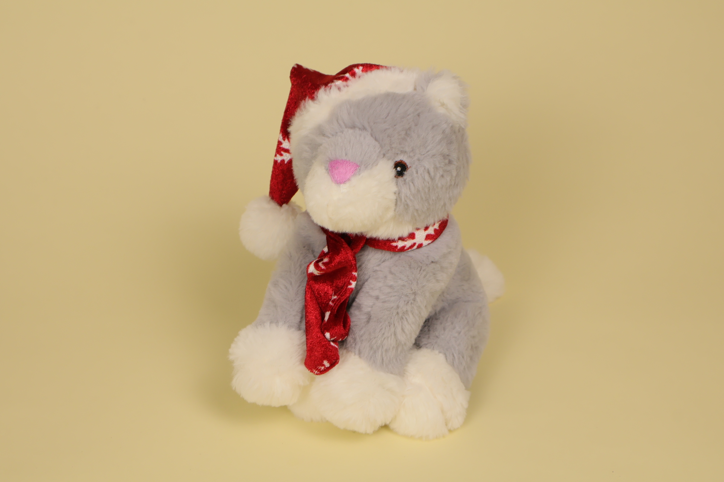 Peluche chat gris 20 cm avec bonnet et écharpe rouge de Noël marque Françoise Saget doudou hiver