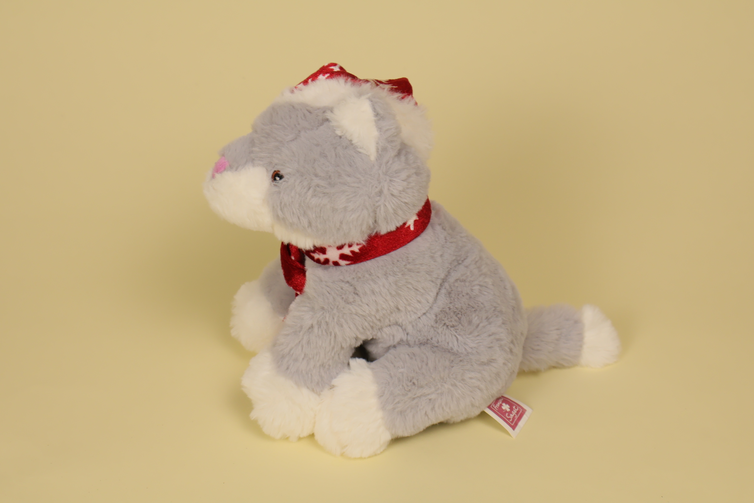 profil Peluche chat gris 20 cm avec bonnet et écharpe rouge de Noël marque Françoise Saget doudou hiver