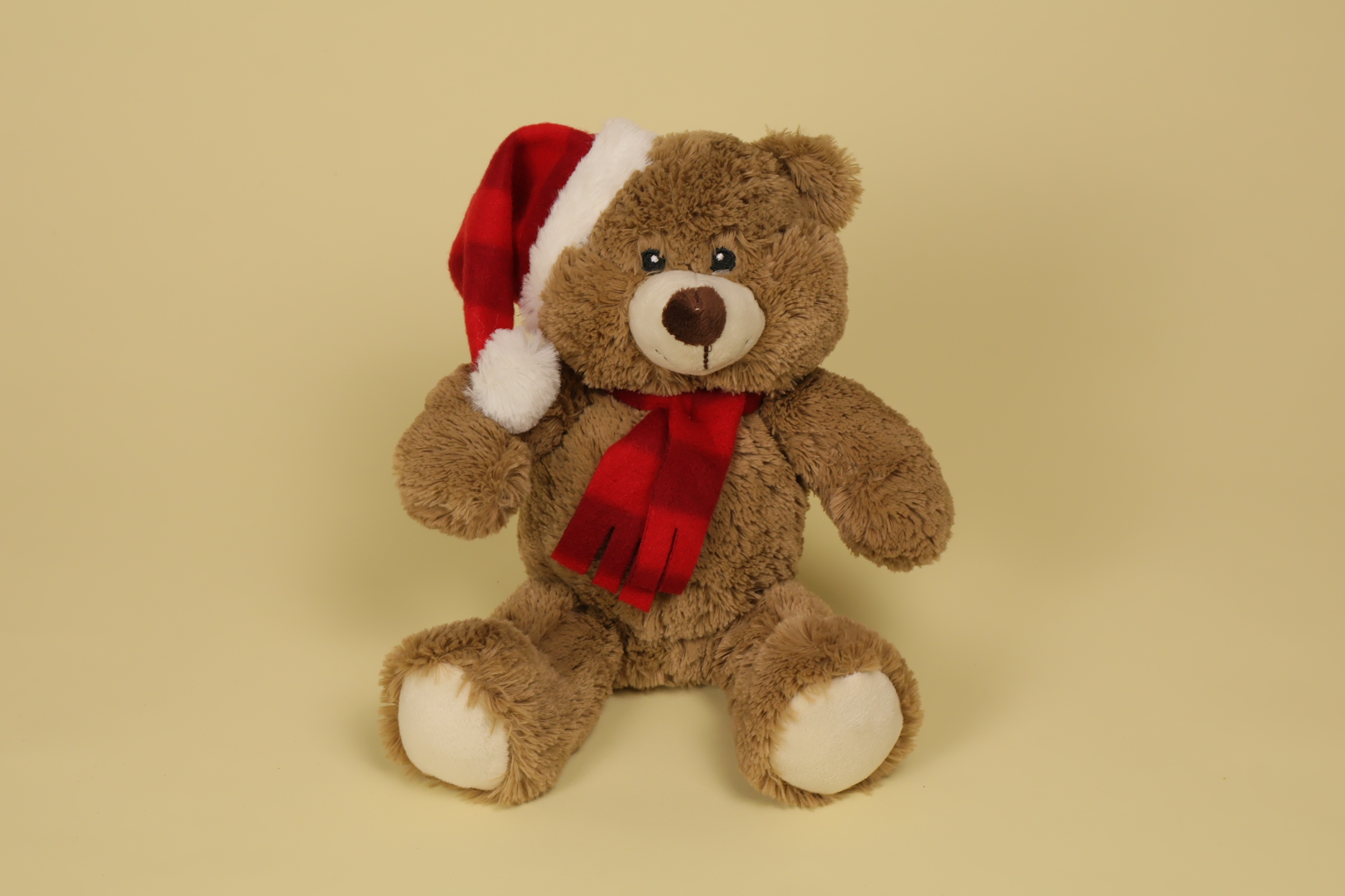 Peluche ours marron 28 cm avec bonnet et écharpe rouge rayés marque Free & Easy doudou hiver