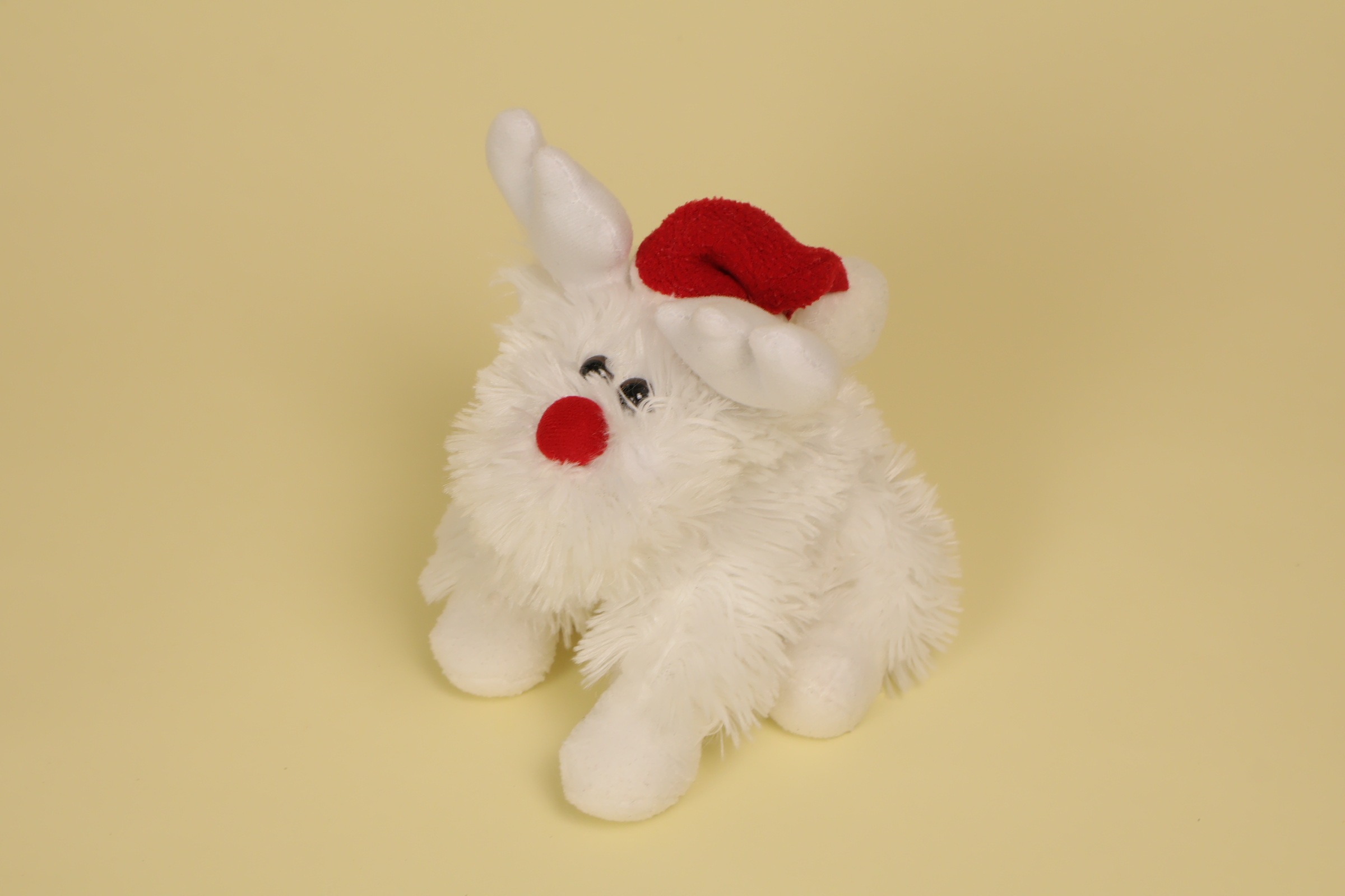 Peluche élan blanc poils longs 21 cm avec bonnet rouge de Noël renne doudou hiver