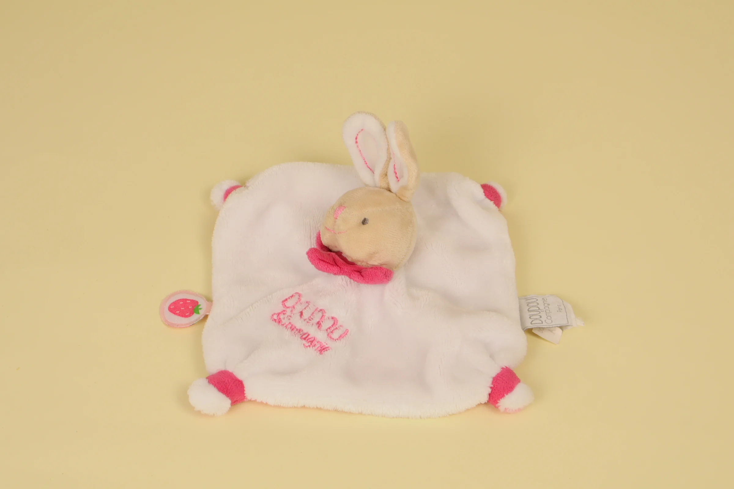 Mini doudou lapin plat blanc et rose avec étiquette fraise 15 cm collection Les Acidulés marque Doudou et Compagnie