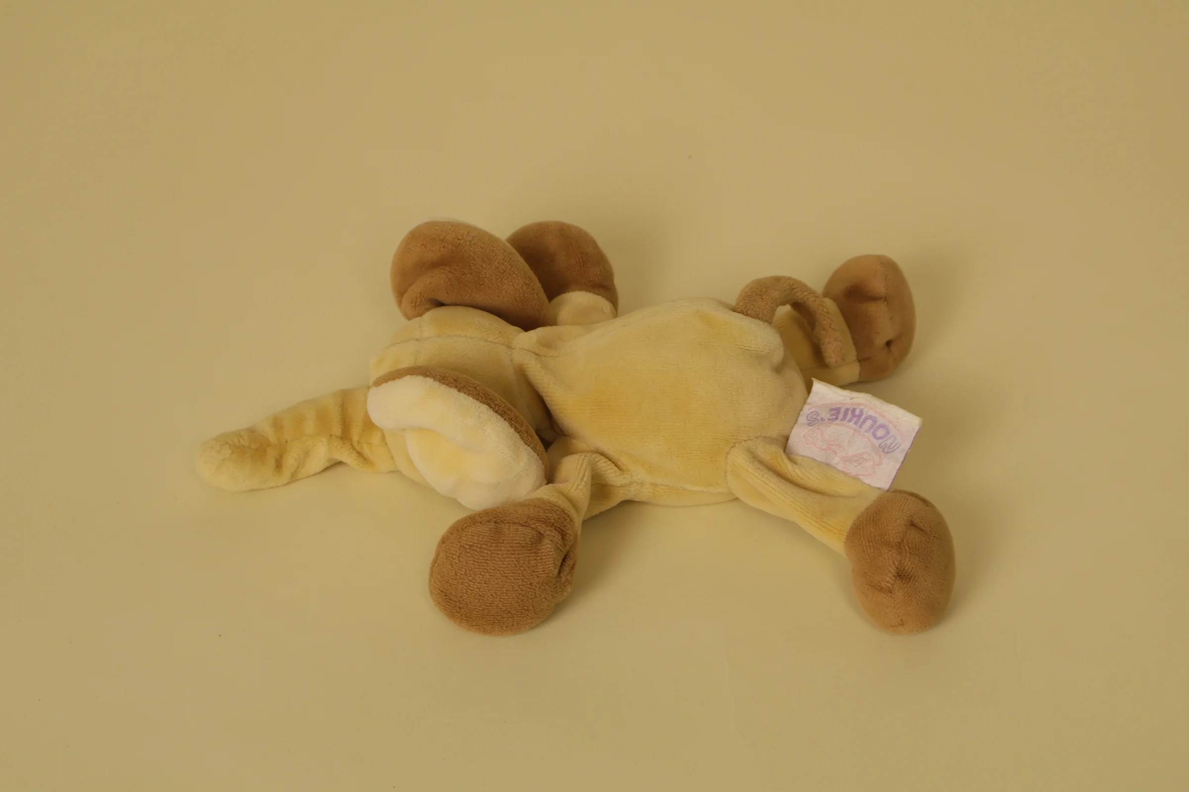 petit élephant beige marron allongé