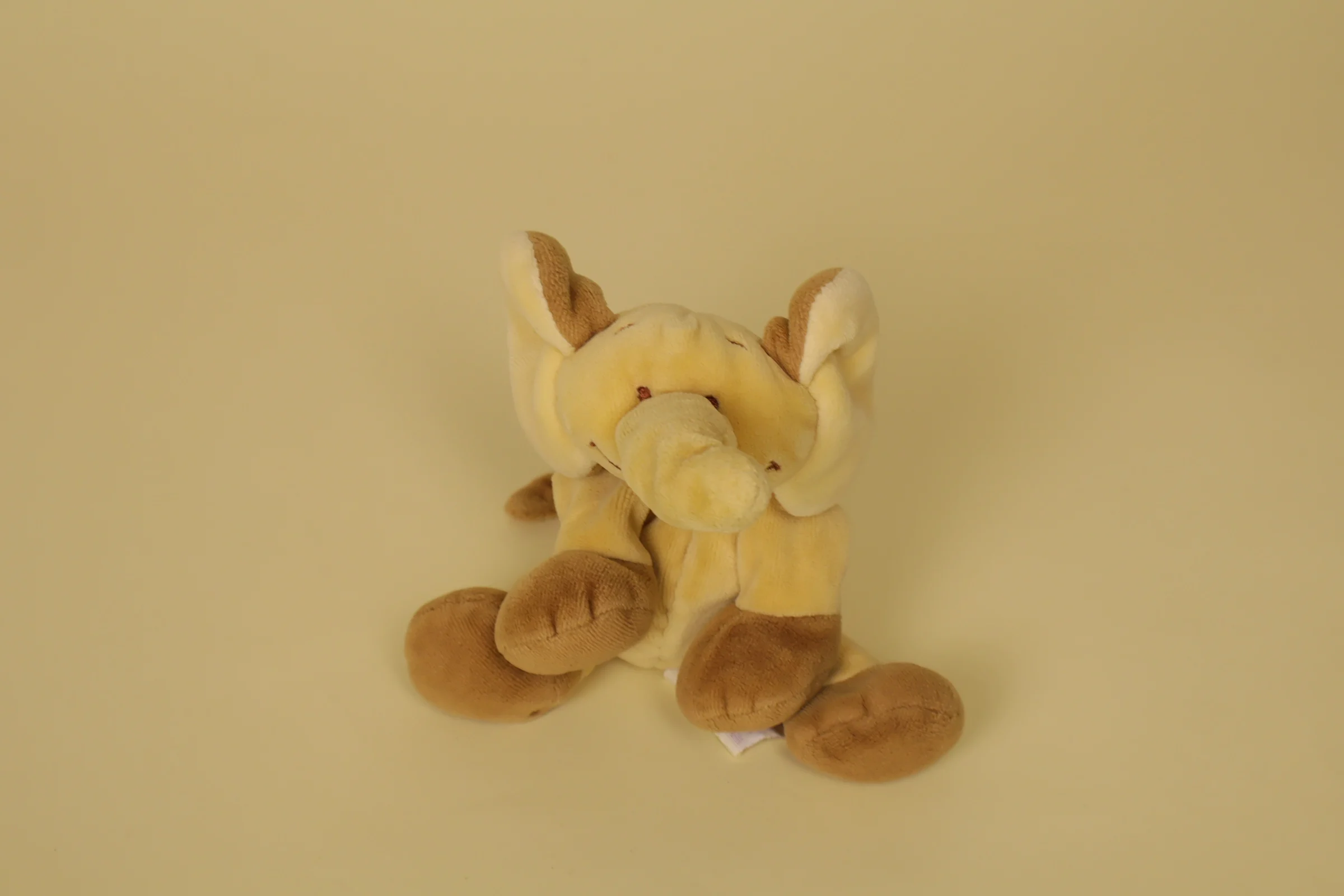 petit éléphant beige marron