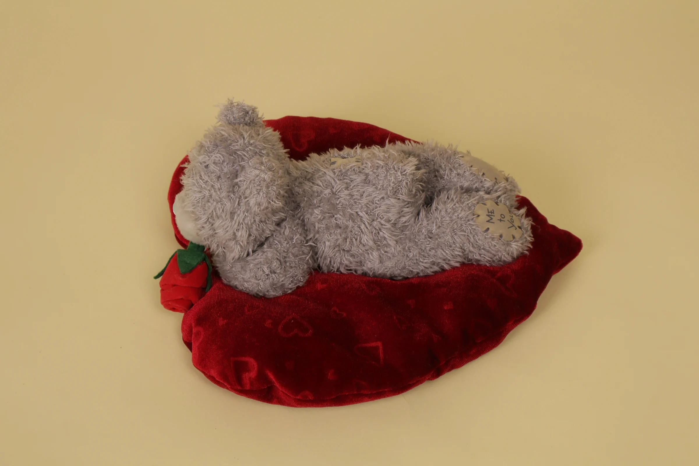 ours couché coussin coeur profil