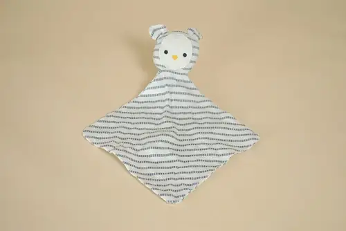 Doudou plat ours losange blanc lignes rayées bleues marque Obaïbi naissance coton doux