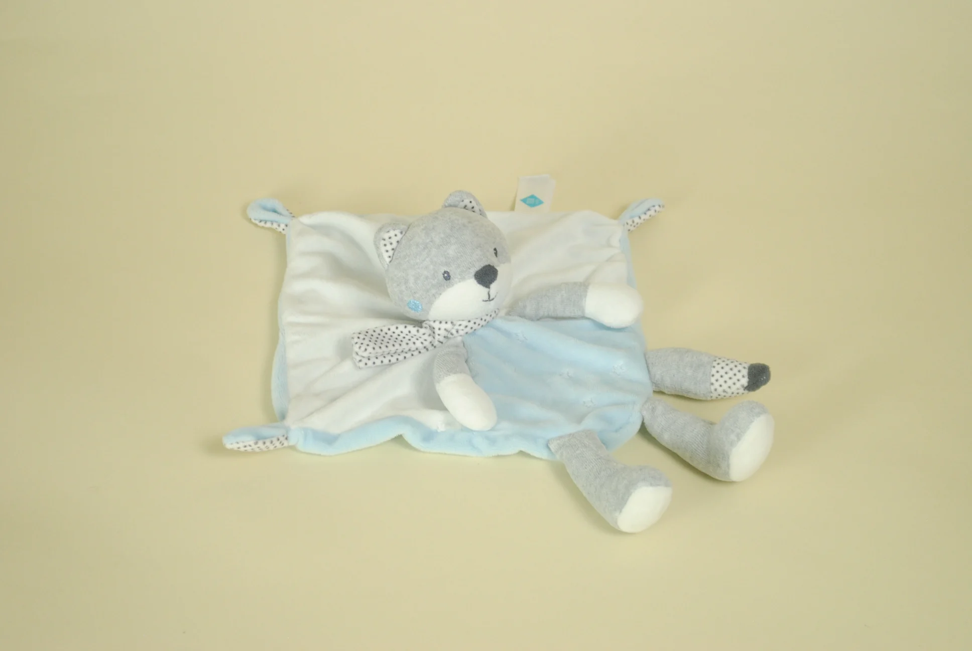 Doudou plat renard bleu blanc gris avec écharpe à pois noirs marque Tex Baby