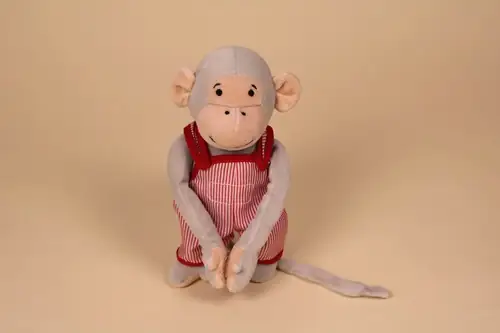 "Peluche singe Popi marque Ajena Nounours 23 cm avec salopette rayée rouge et blanc 2002 2004