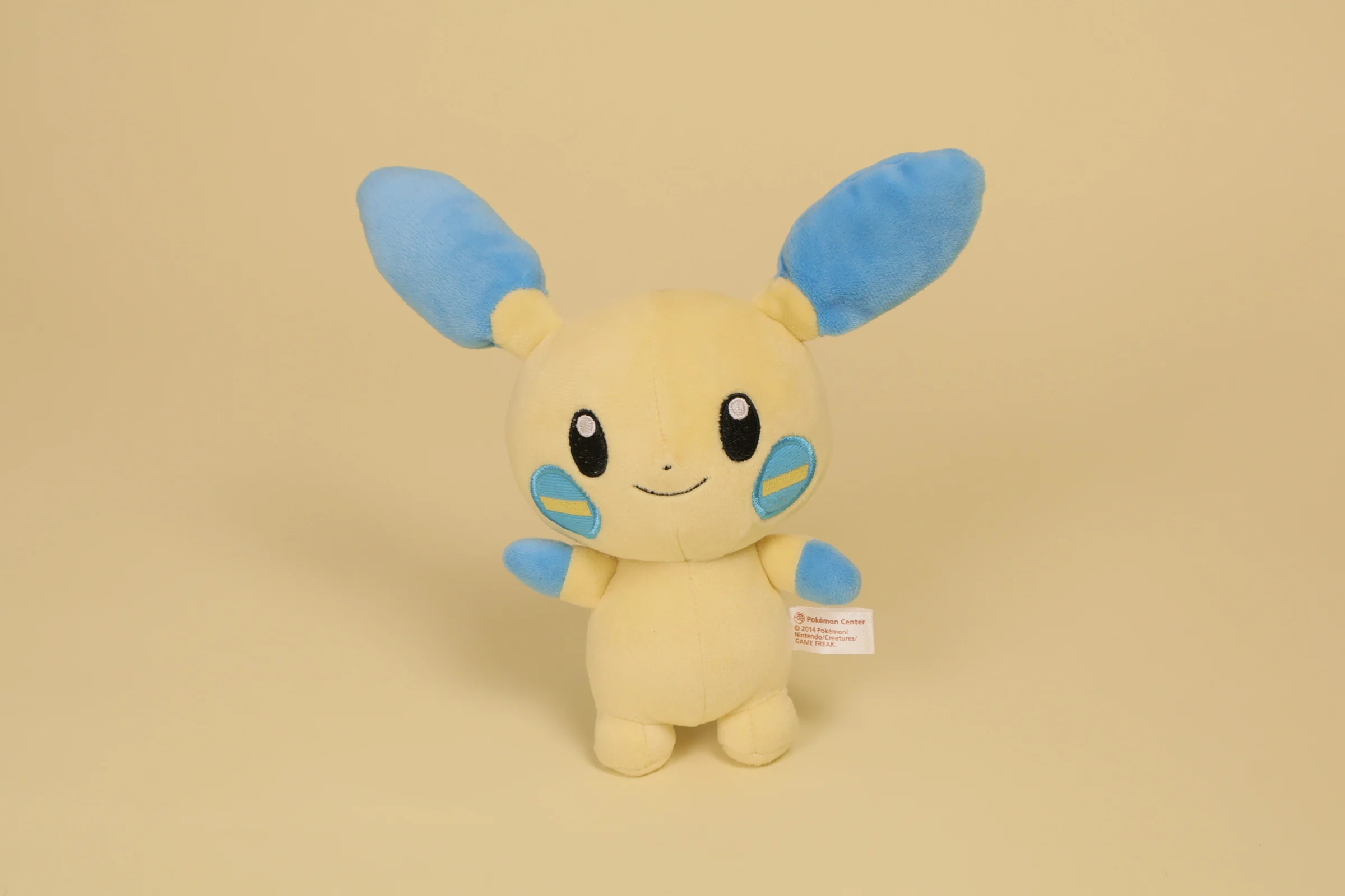 Peluche Pokémon Négapi bleu et crème 16 cm marque Pokémon Center doudou Minun type électrik