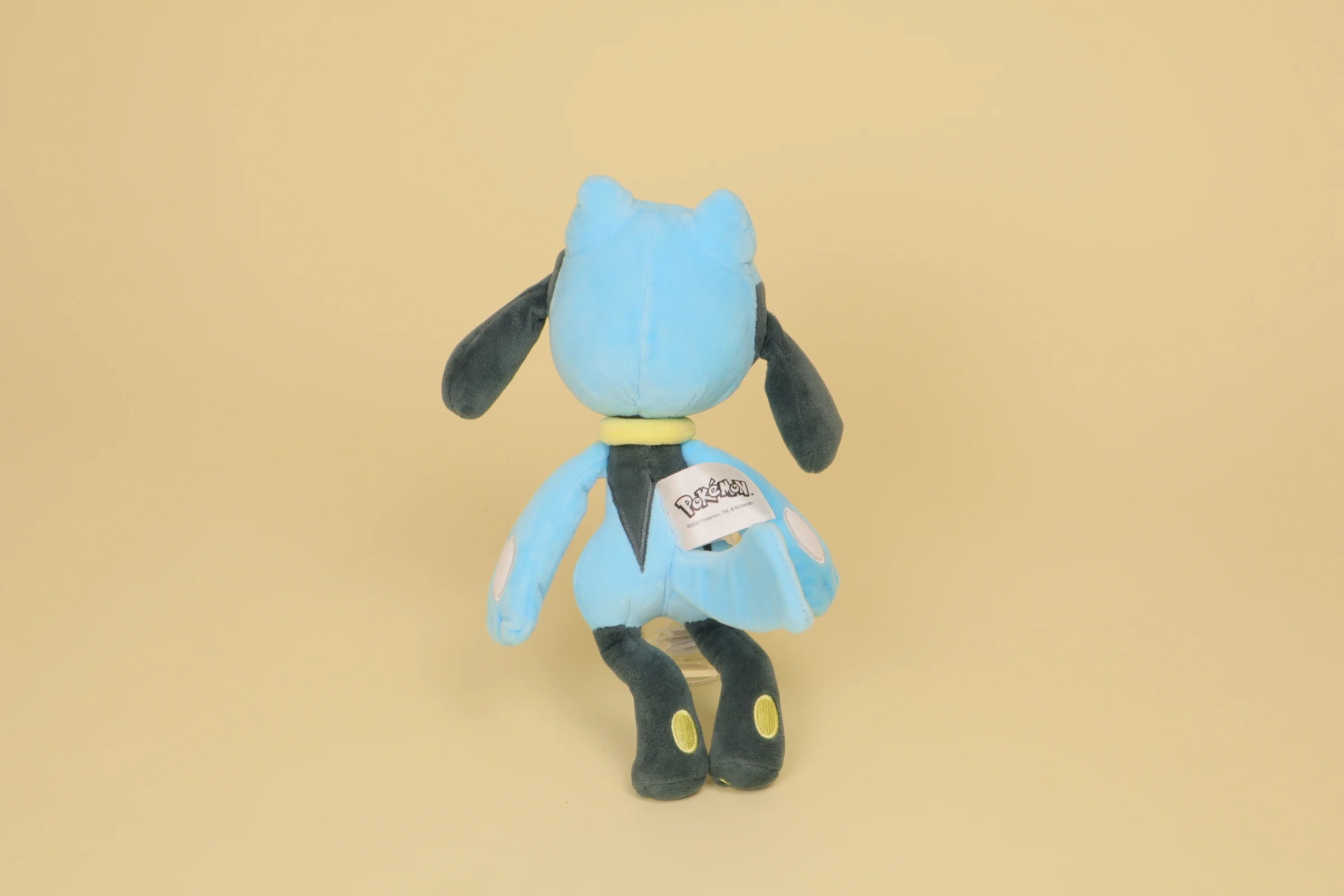 Dos Peluche Pokémon Riolu bleu et noir 24 cm marque Nintendo position debout doudou type combat