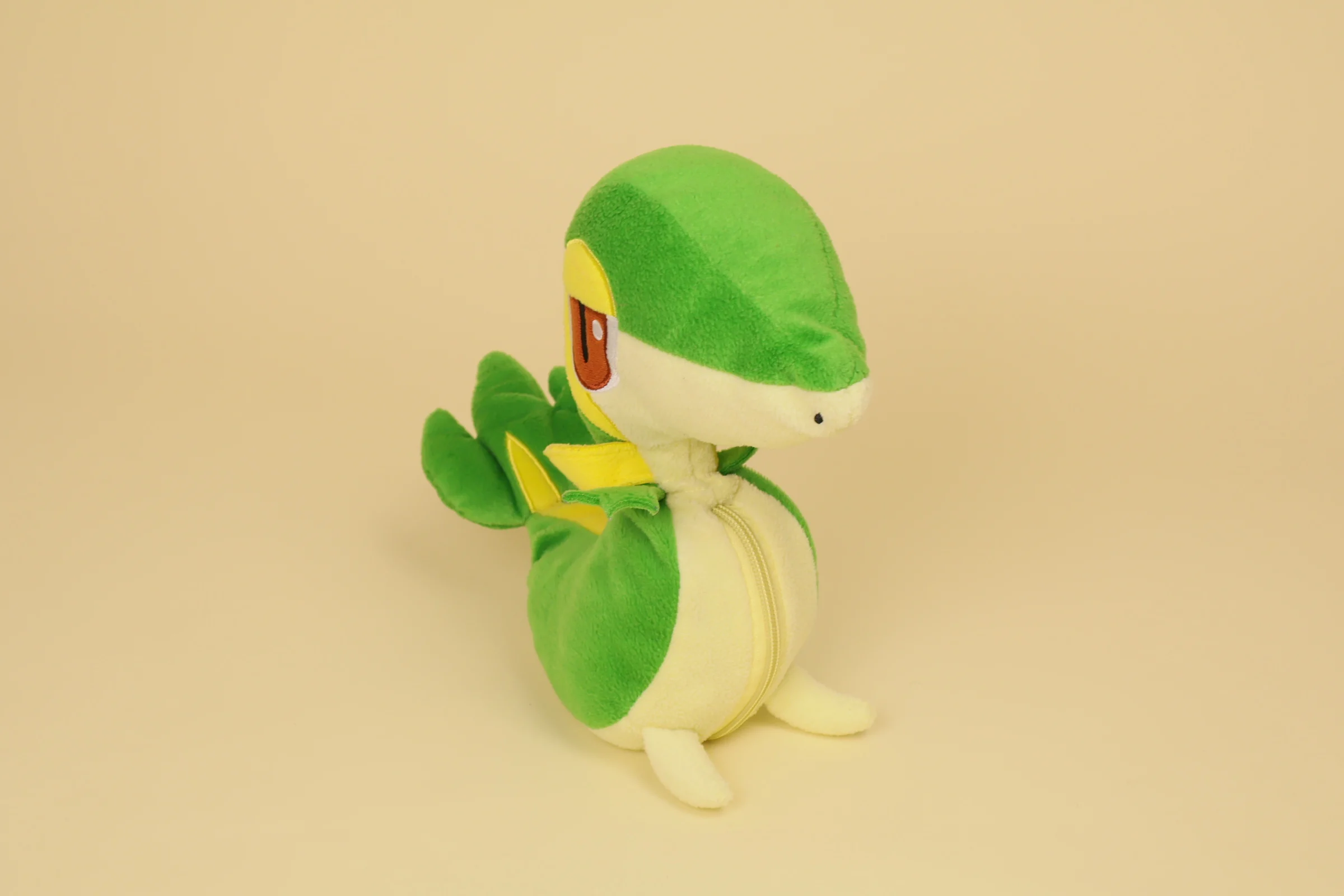 Profil Peluche Pokémon Vipélierre vert 25 cm réversible en Poké Ball marque Jakks Pacific doudou type plante Snivy
