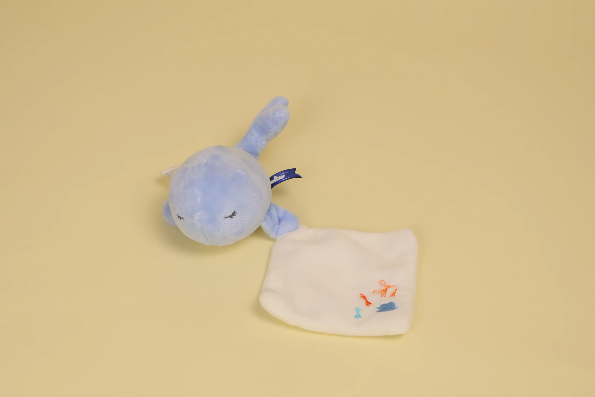 Doudou baleine bleu avec mouchoir blanc brodé collection Sous l'Océan marque Doudou et Compagnie
