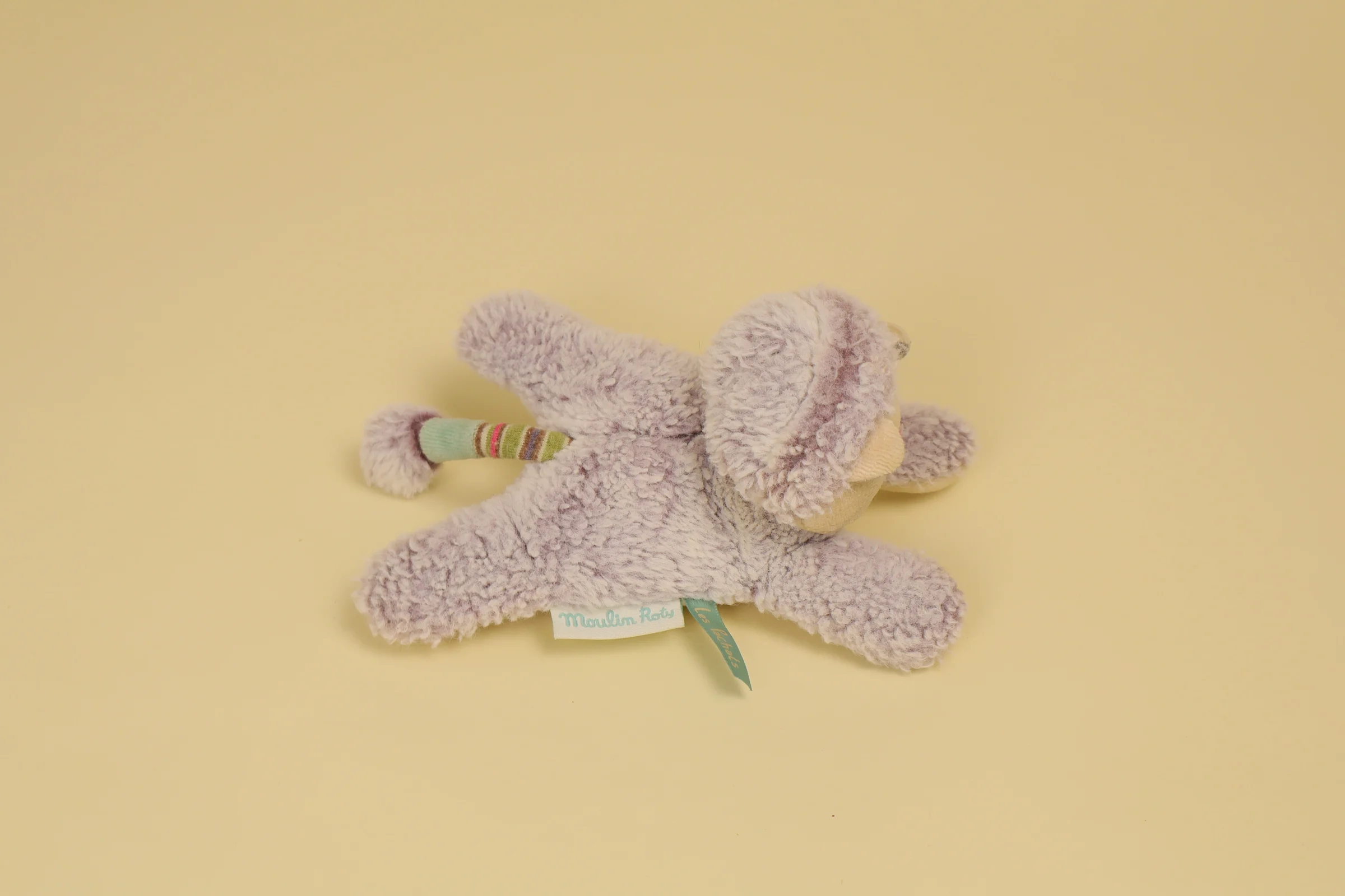 Profil Doudou chat allongé sonore beige et violet chiné 15 cm collection Les Pachats marque Moulin Roty