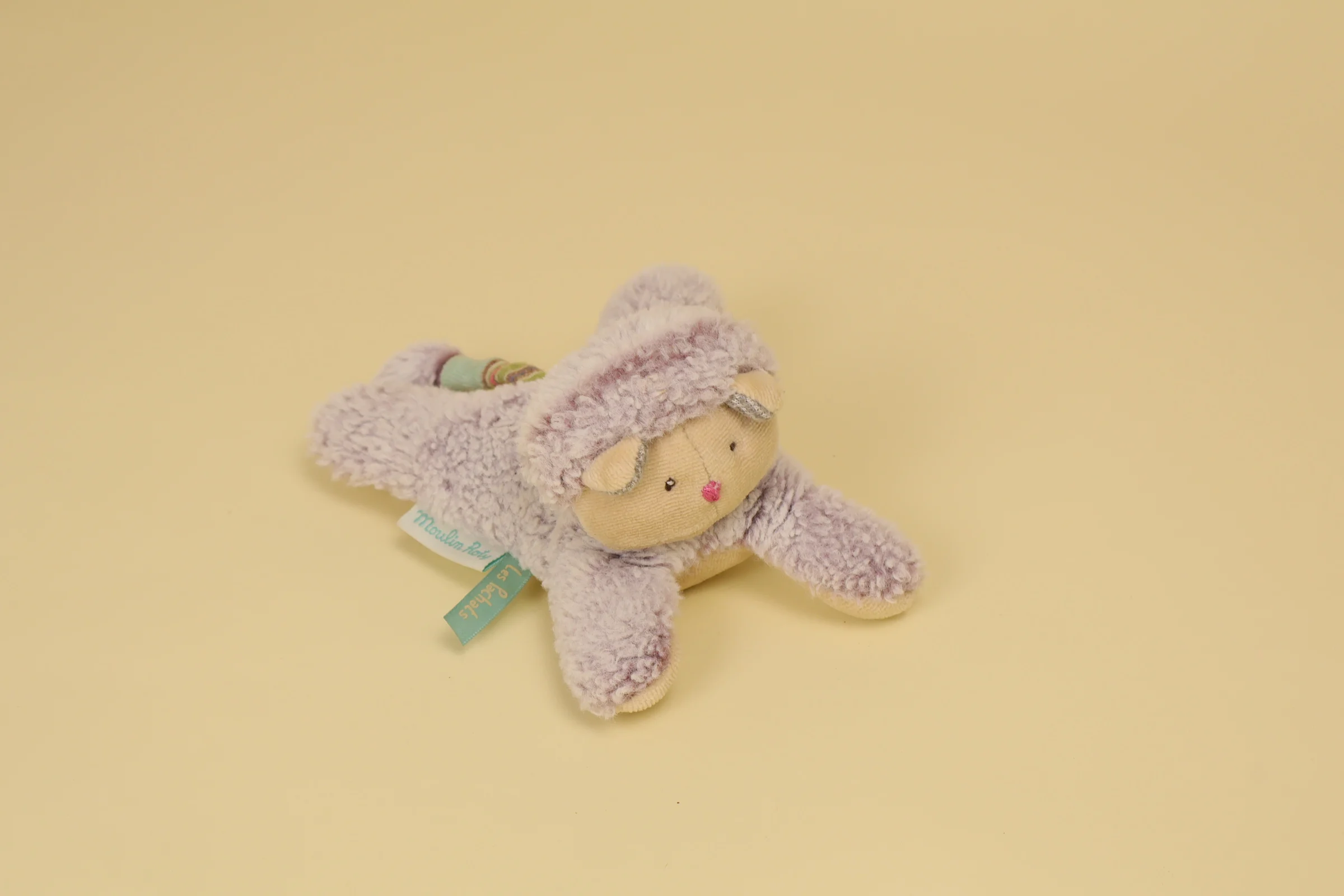 Doudou chat allongé sonore beige et violet chiné 15 cm collection Les Pachats marque Moulin Roty