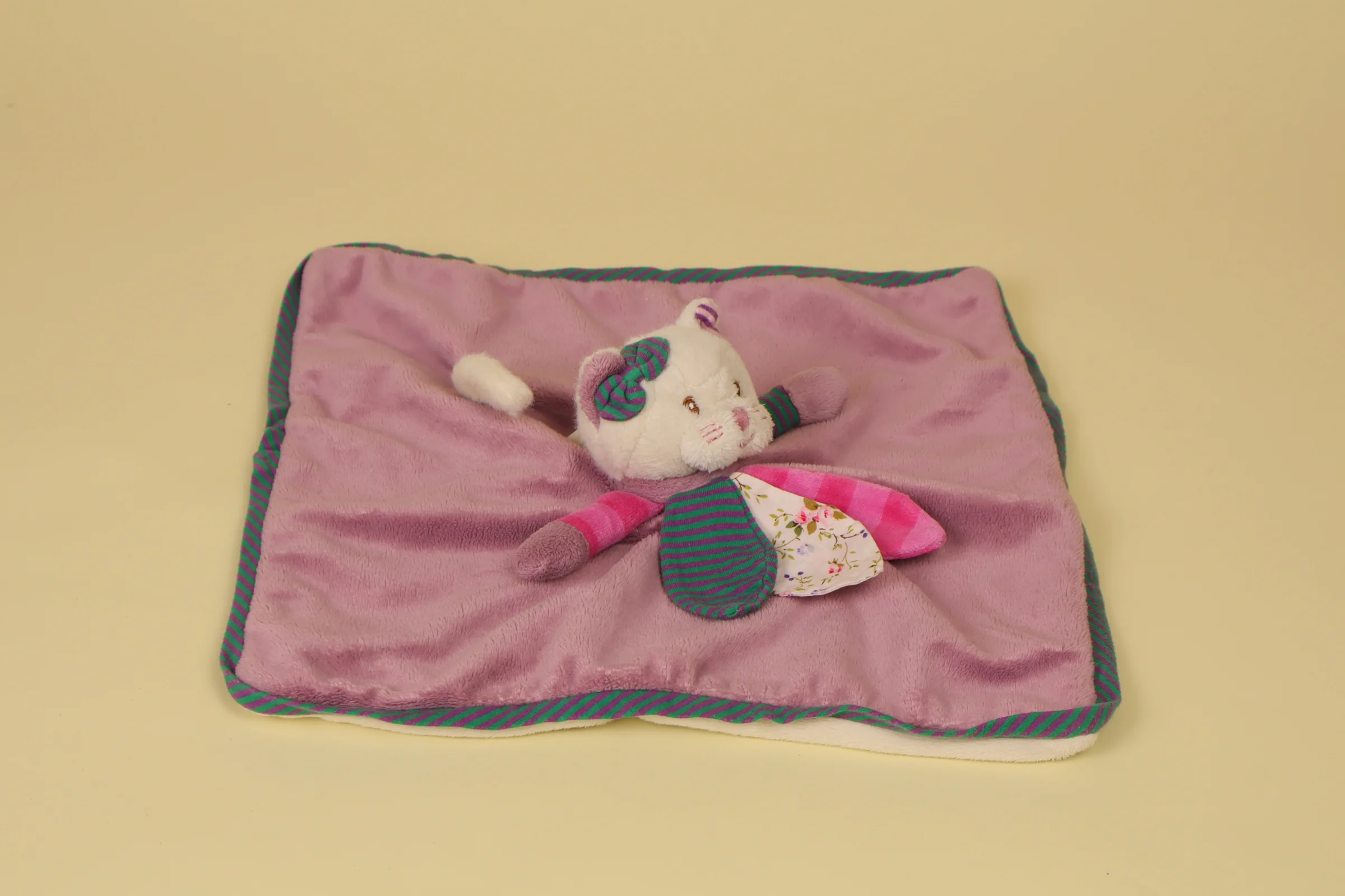 Doudou plat chat mauve et vert marque Bukowski Design peluche naissance suédoise douce