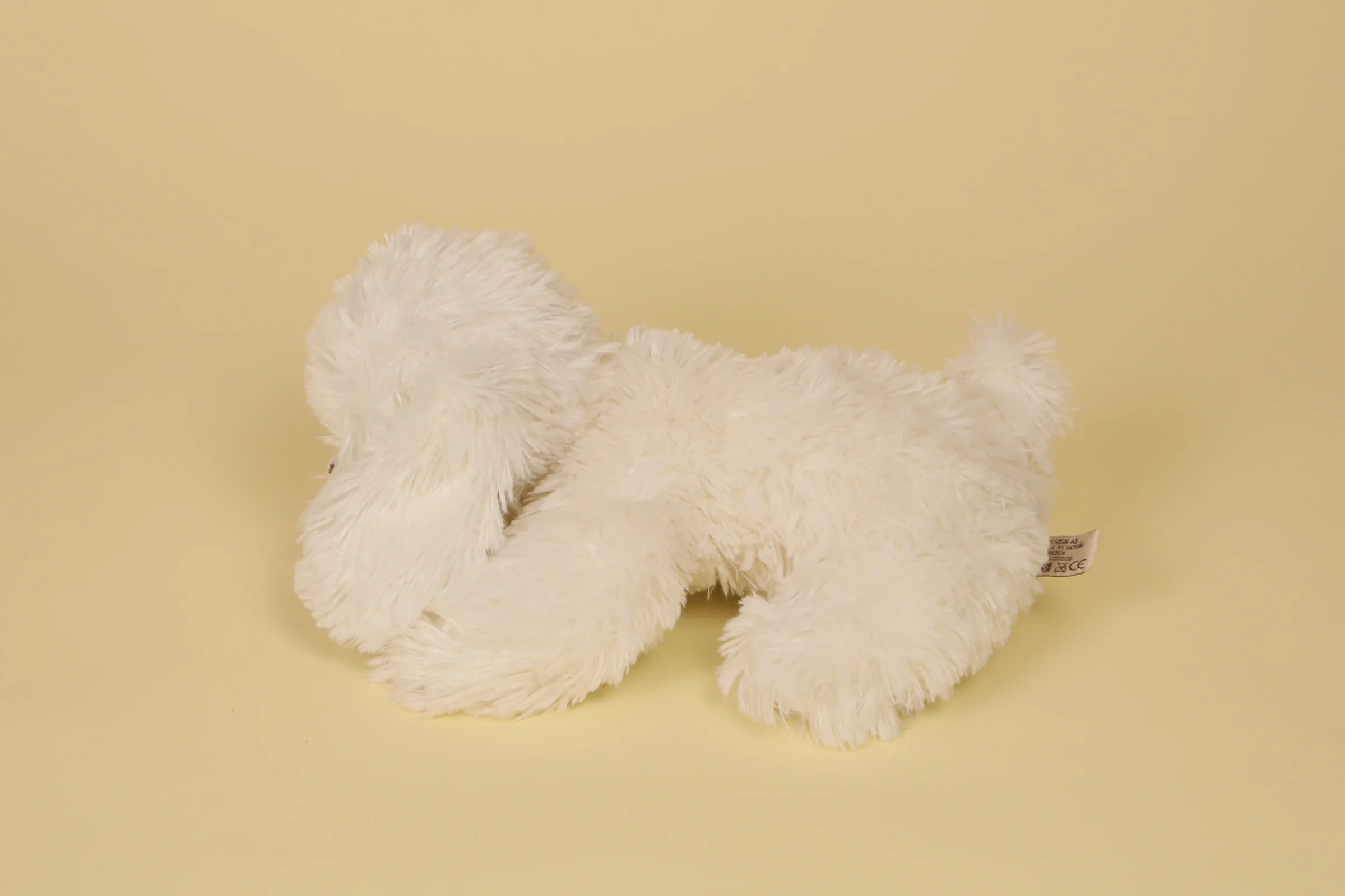 Dos Peluche chien blanc Mario The Puppy 25 cm couché marque Bukowski Design doudou suédois