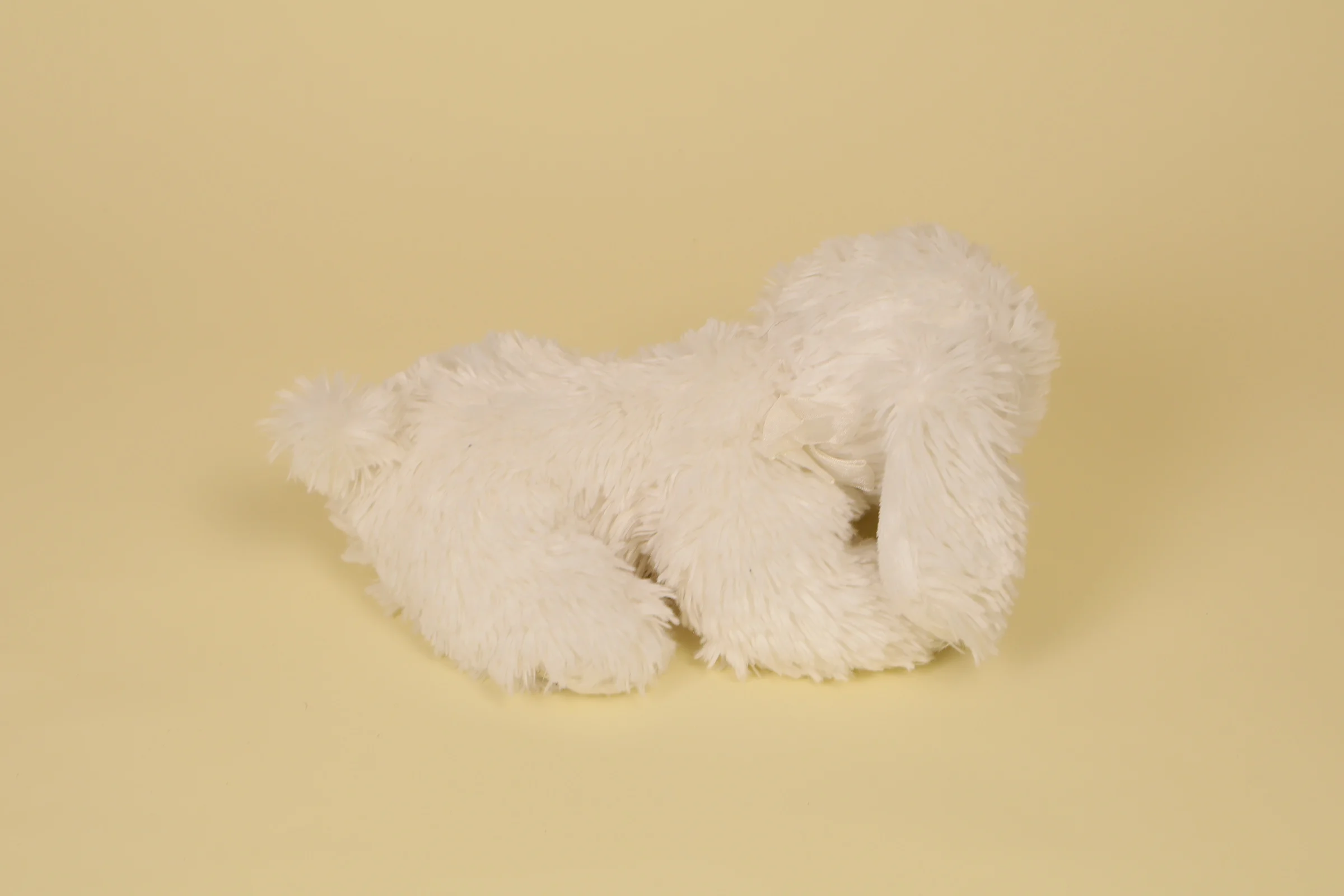 Profil Peluche chien blanc Mario The Puppy 25 cm couché marque Bukowski Design doudou suédois