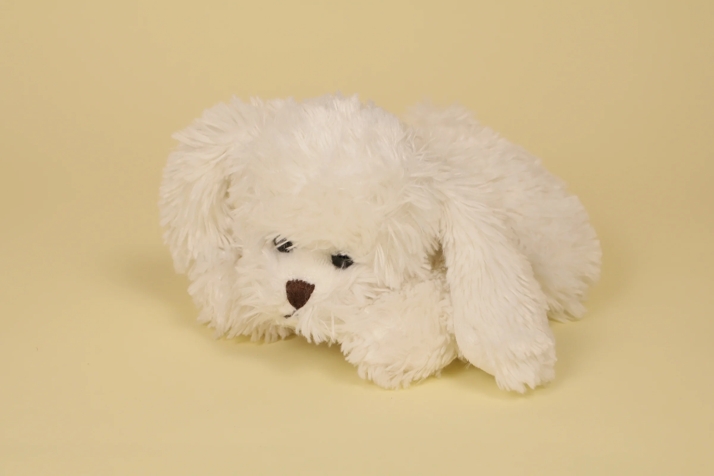 Peluche chien blanc Mario The Puppy 25 cm couché marque Bukowski Design doudou suédois