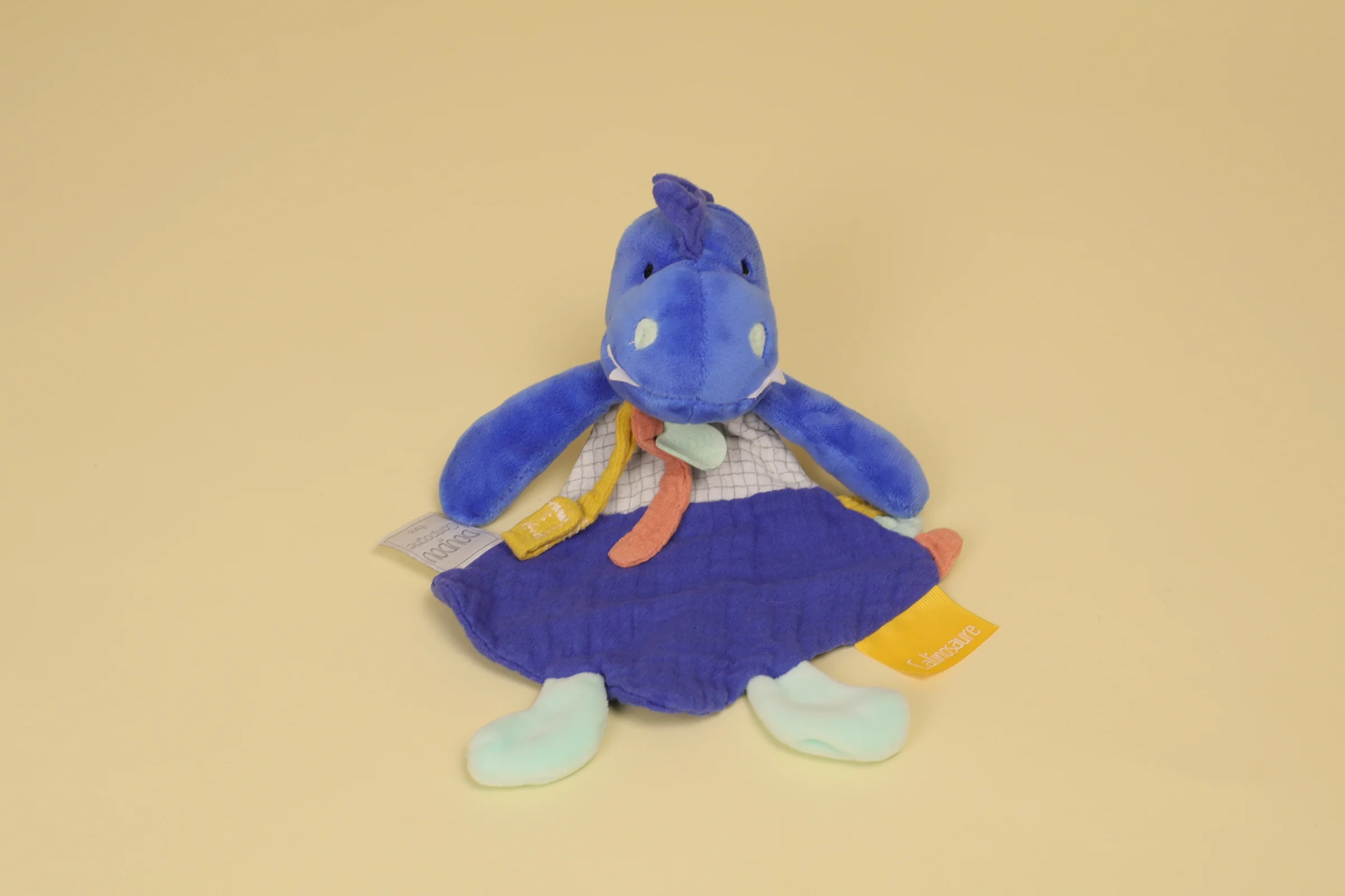 Doudou dinosaure Sashou bleu avec attache tétine collection Les Calinosaures marque Doudou et Compagnie