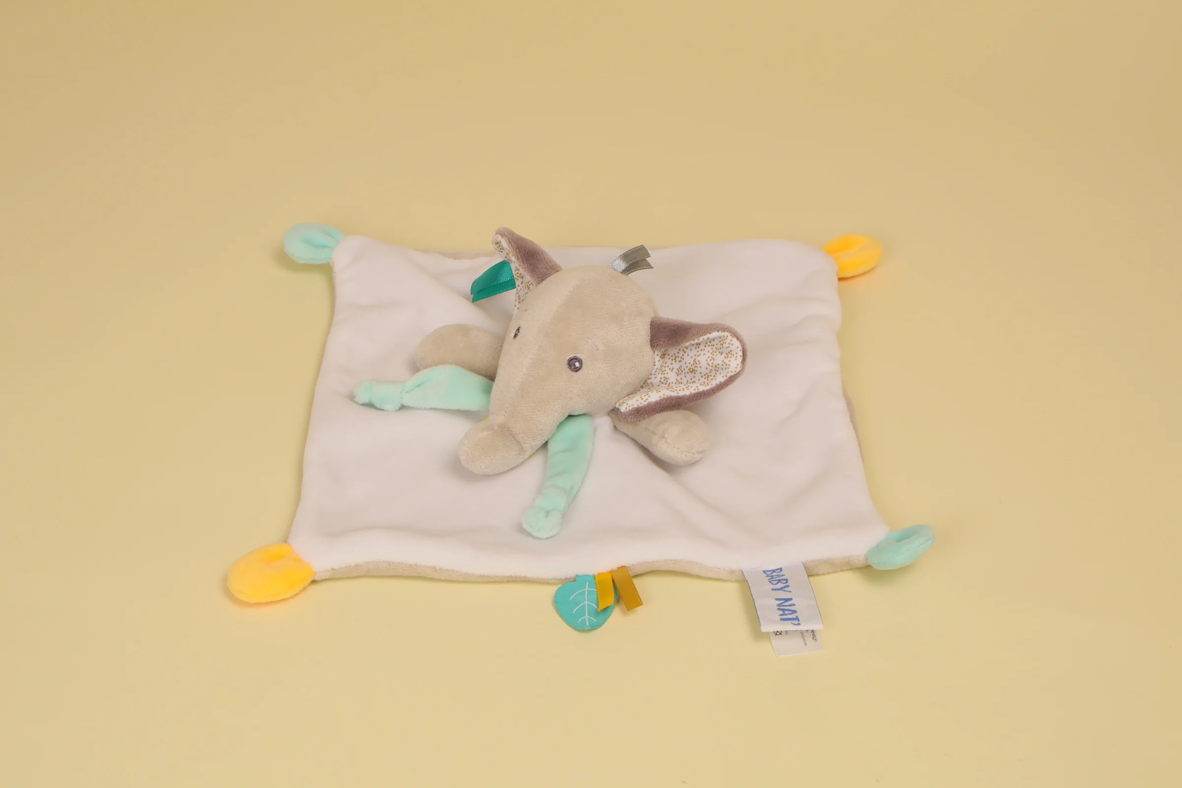 Doudou plat éléphant Cacahuète blanc et beige marron marque Baby Nat' peluche mouchoir bébé