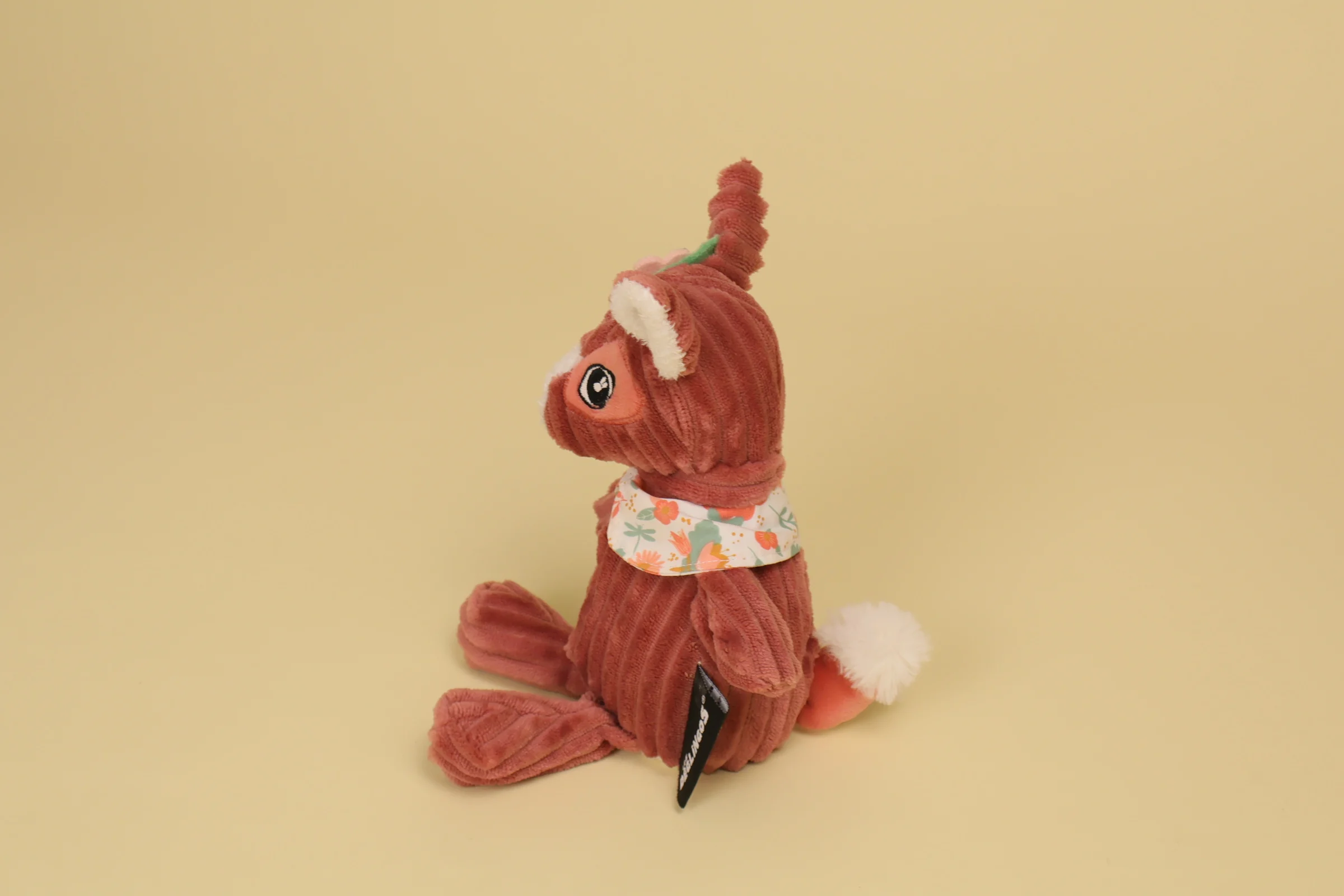 profil Doudou biche Mélimélos Les Déglingos 25 cm avec col fleuri et fleur sur la tête peluche velours côtelé