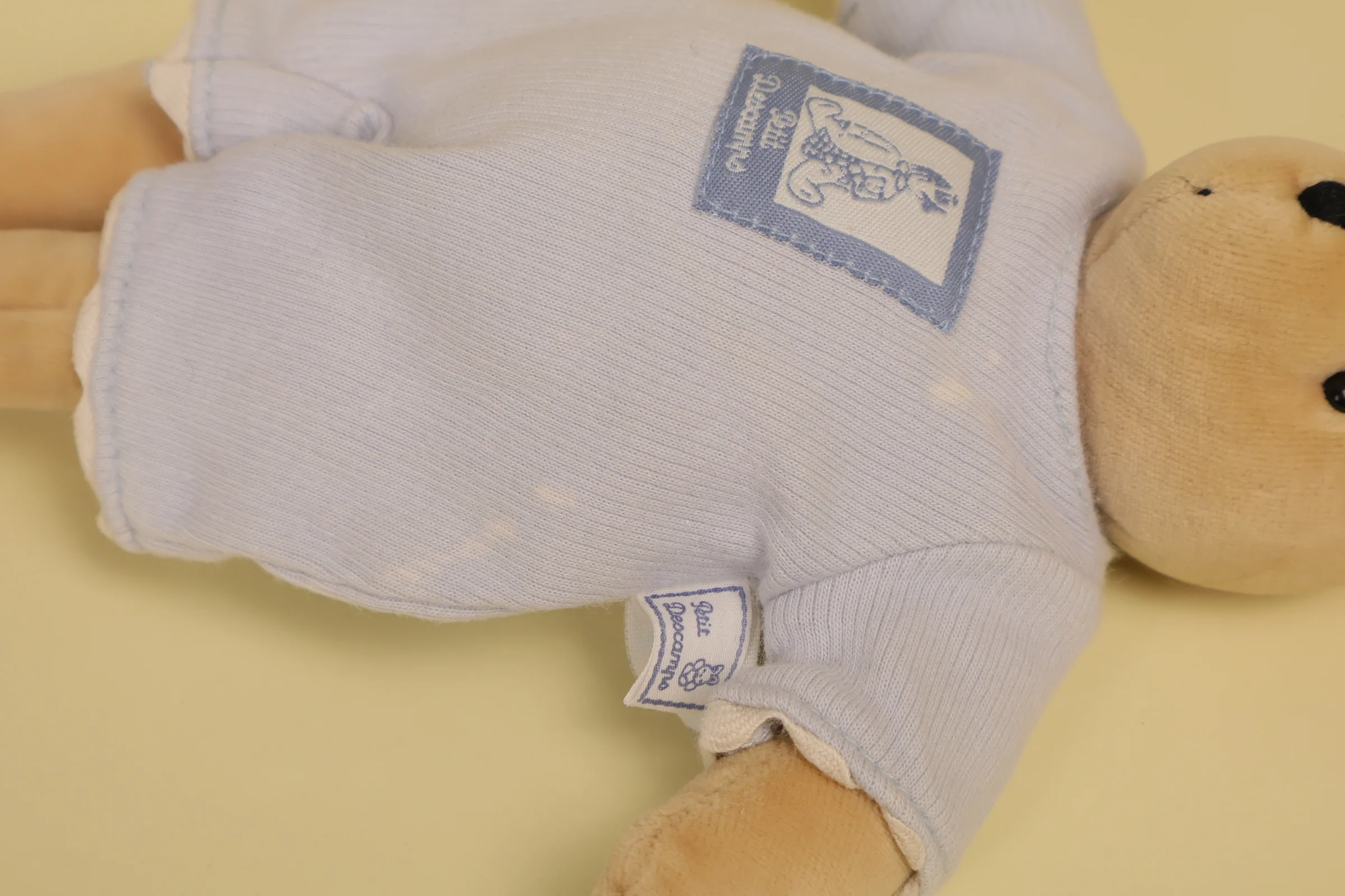 Défaut Doudou lapin beige 32 cm en salopette bleu clair marque Petit Descamps peluche bébé luxe