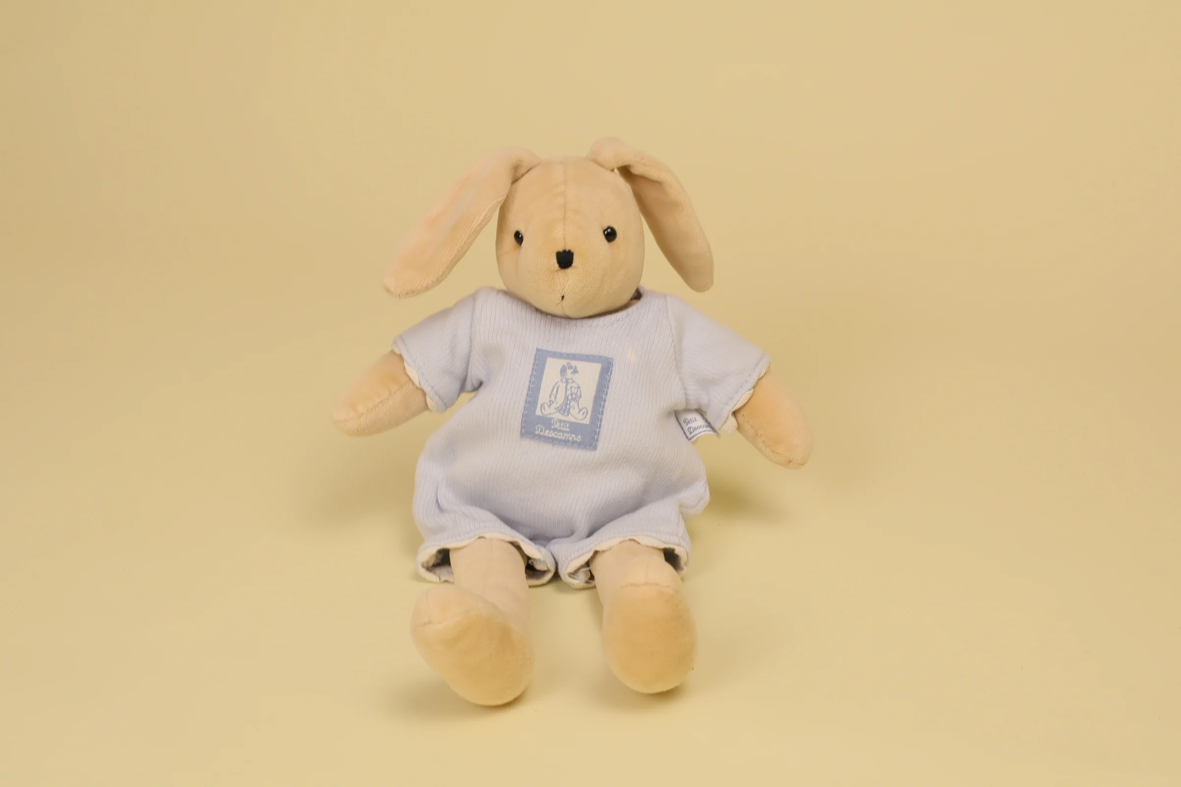 Doudou lapin beige 32 cm en salopette bleu clair marque Petit Descamps peluche bébé luxe