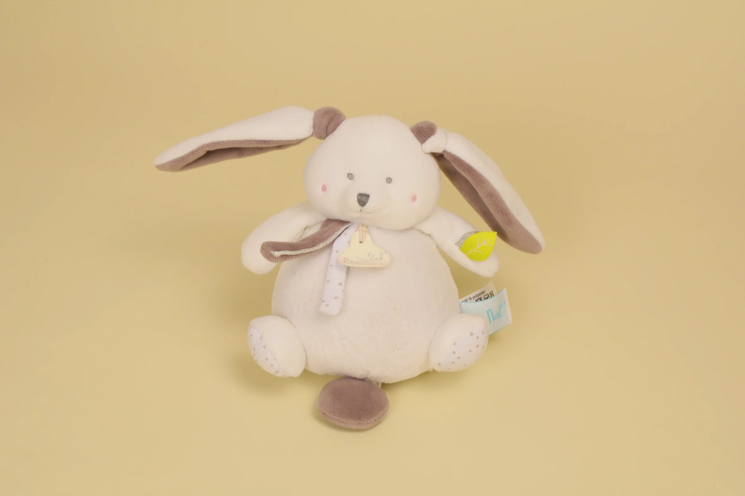 Doudou lapin boule musical gris et blanc 17 cm collection Les Layettes Baby Nat' avec étiquettes feuilles