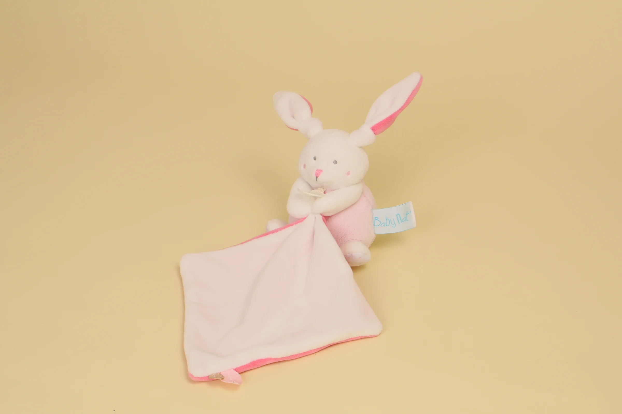 Doudou plat lapin rose et blanc avec mouchoir et étiquettes feuilles collection Les Layettes marque Baby Nat