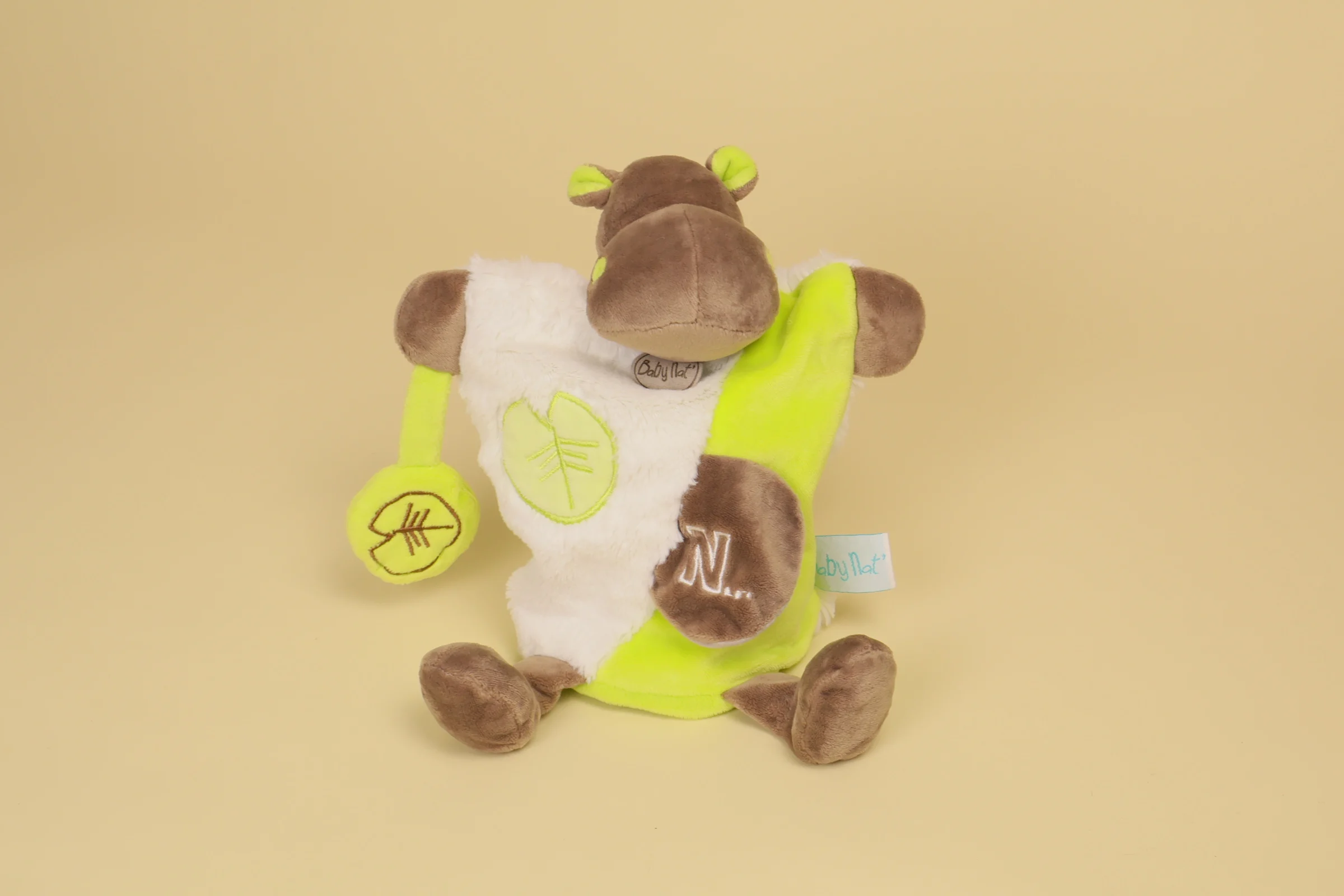 Doudou marionnette hippopotame marron vert et blanc collection Douillettes Baby Nat' avec feuille et fenêtre lettre N