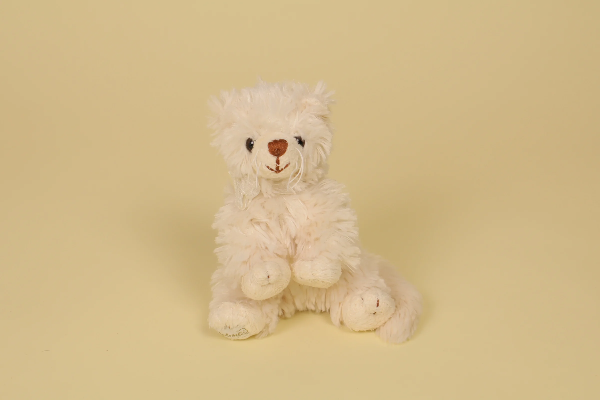 Mini peluche chat beige 15 cm nœud tulle blanc marque Bukowski Design doudou suédois doux