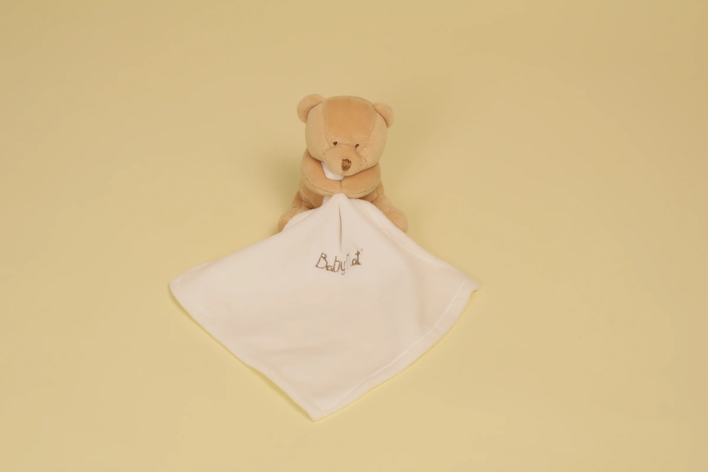 Mini doudou ours caramel avec mouchoir blanc collection Naturel marque Baby Nat' peluche bébé