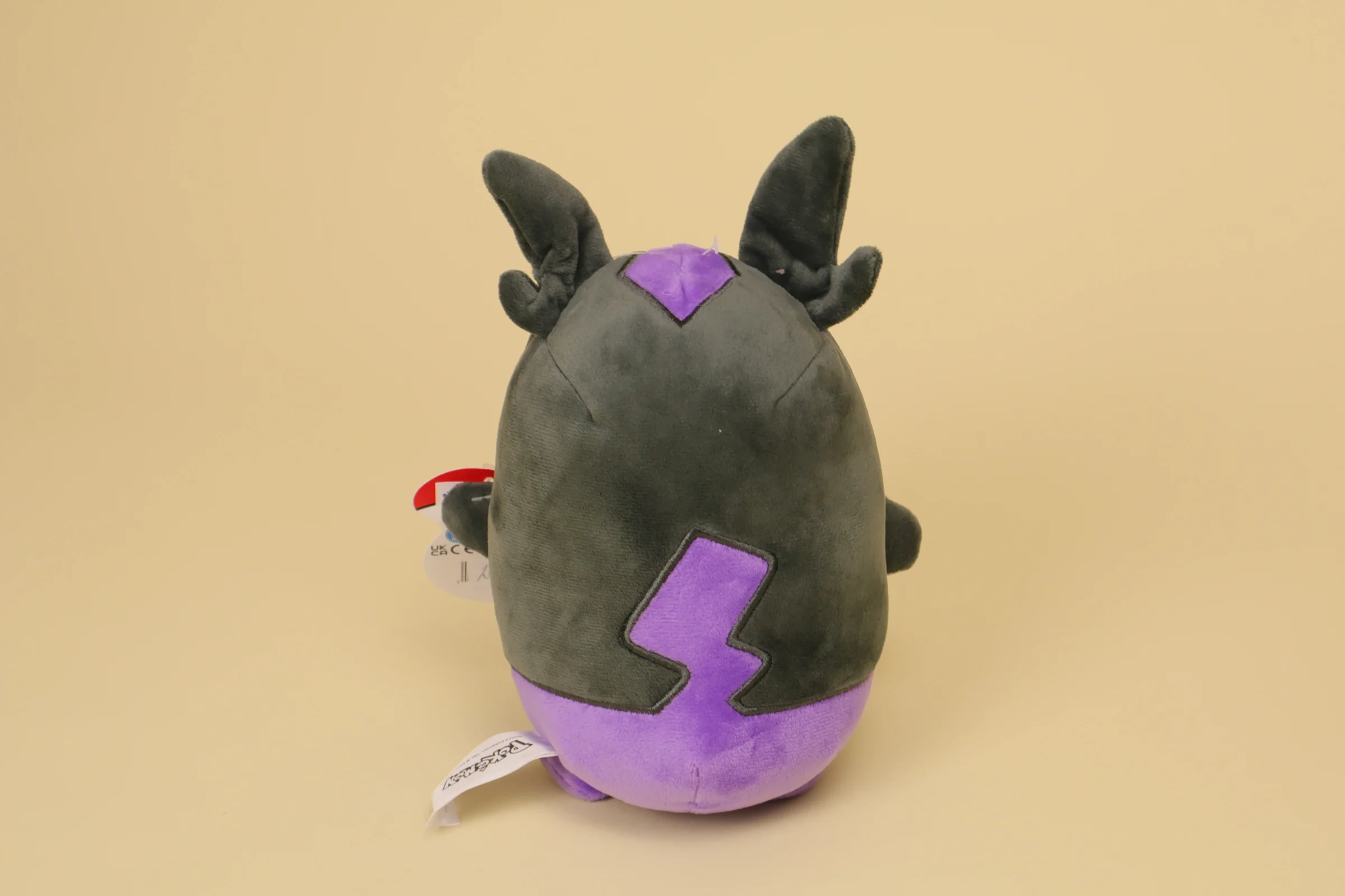 Dos Peluche Pokémon Morpéko violet et noir 21 cm marque Nintendo doudou rongeur type électrik Morpeko