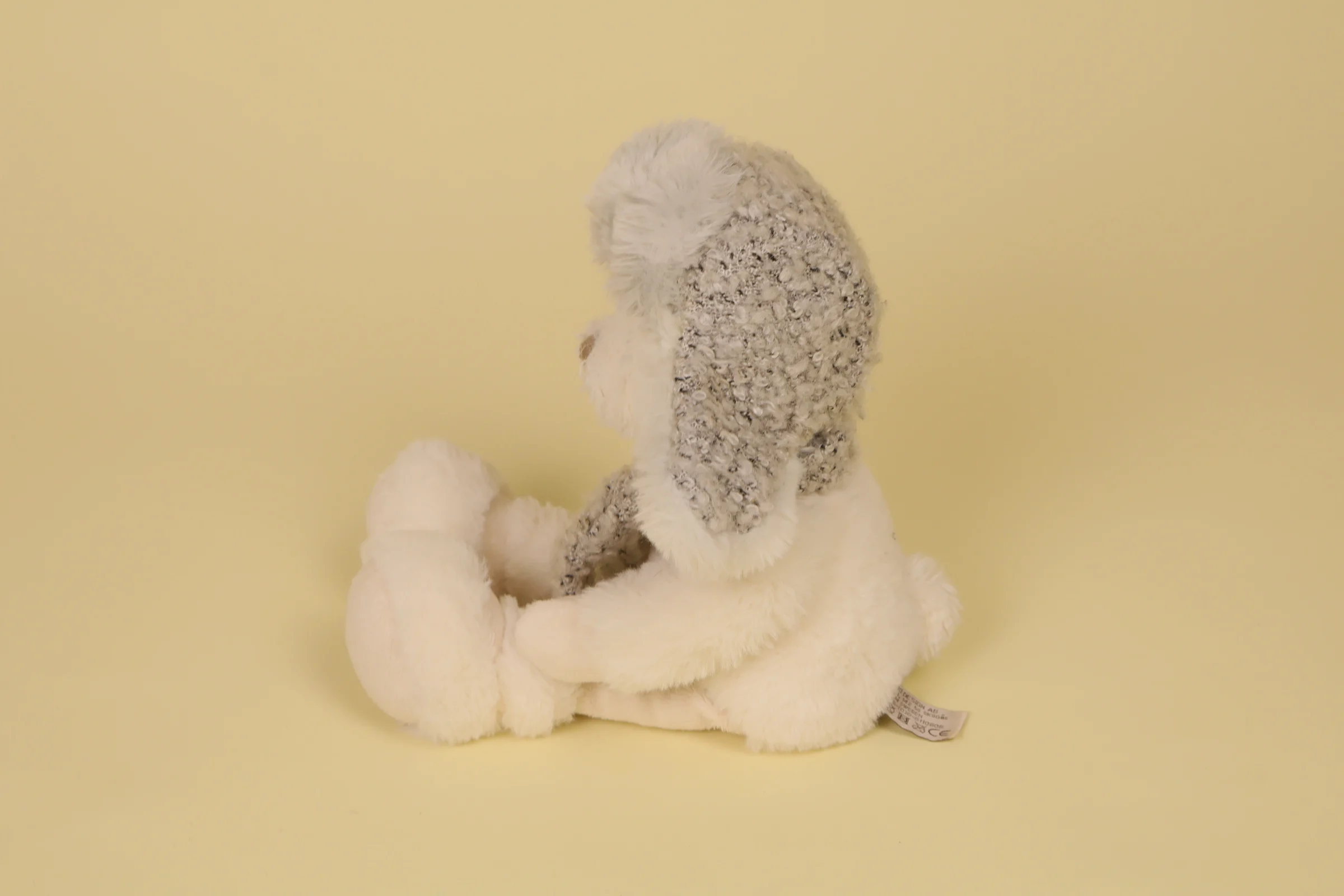 profil Peluche ours blanc 30 cm chapka et écharpe marque Bukowski Design doudou hiver suédois