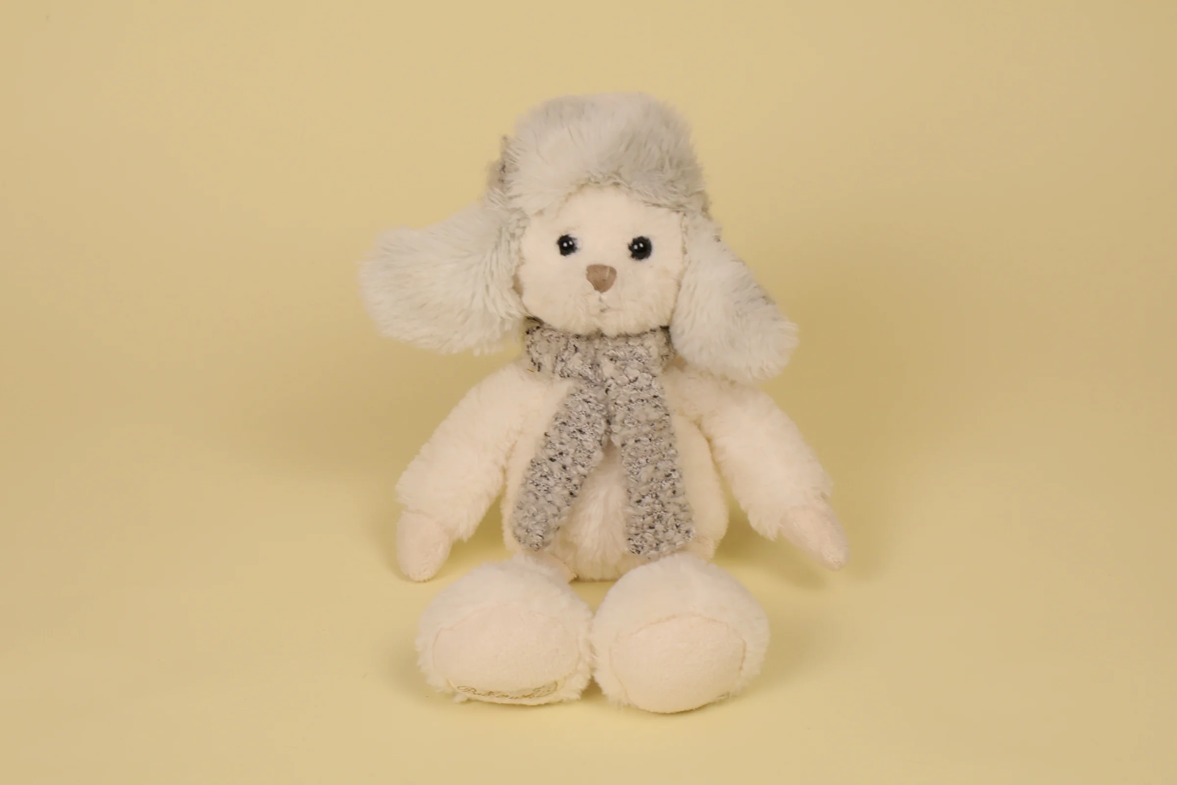 Peluche ours blanc 30 cm chapka et écharpe marque Bukowski Design doudou hiver suédois