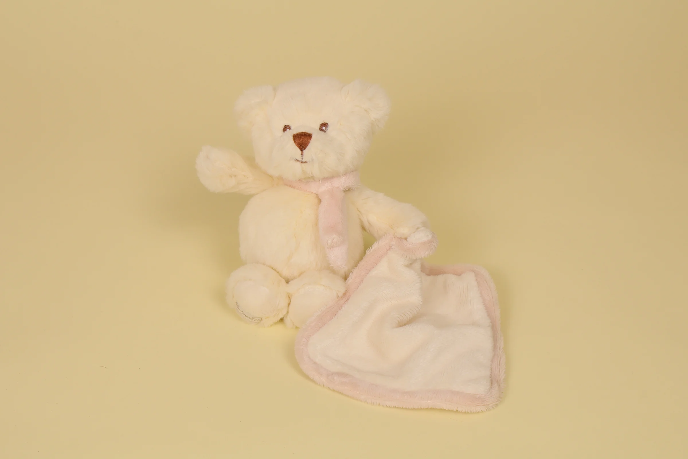 Peluche ours beige 18 cm tenant un mouchoir blanc et beige marque Bukowski Design doudou suédois