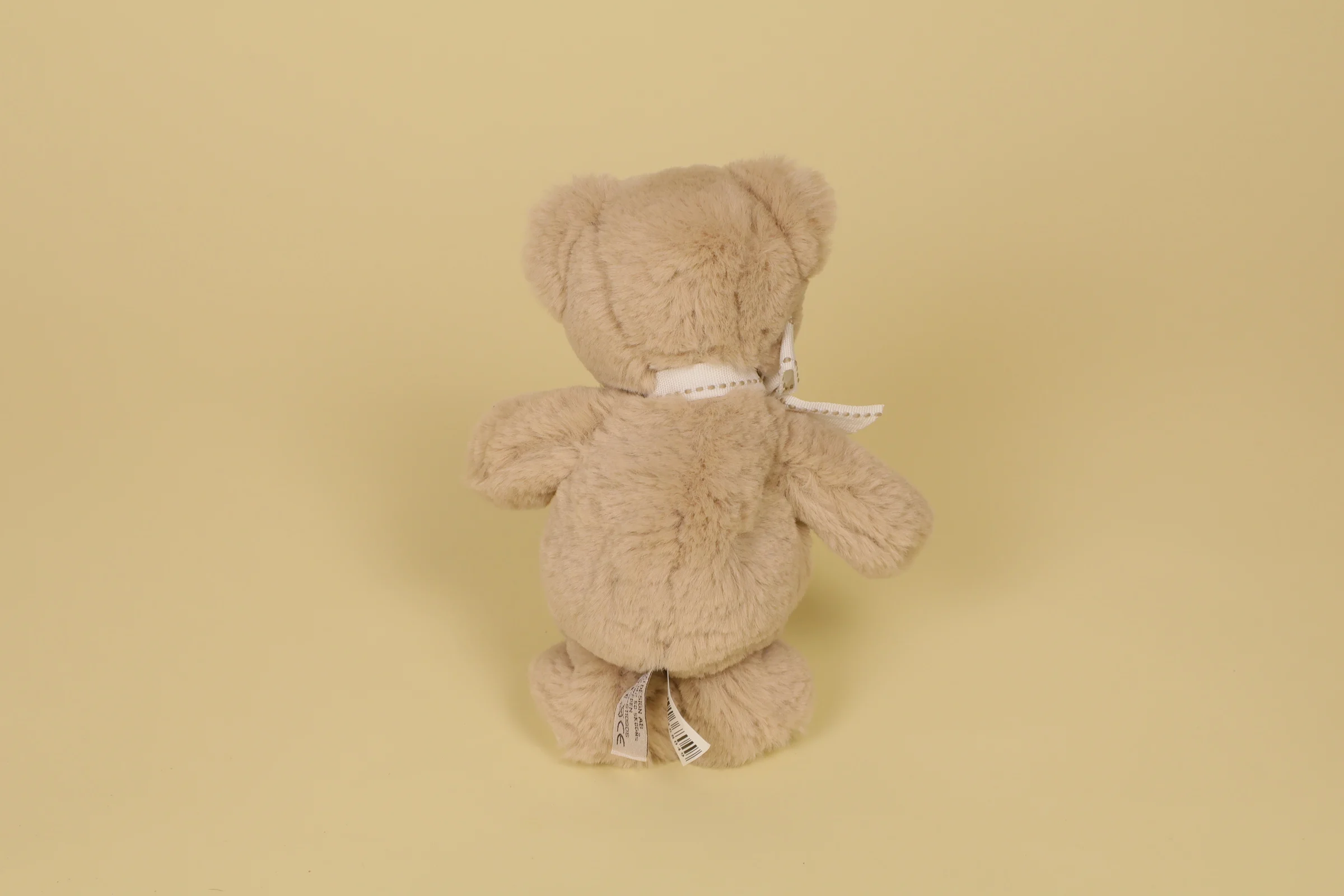 dos Peluche ours marron 18 cm avec nœud autour du cou marque Bukowski Design doudou suédois