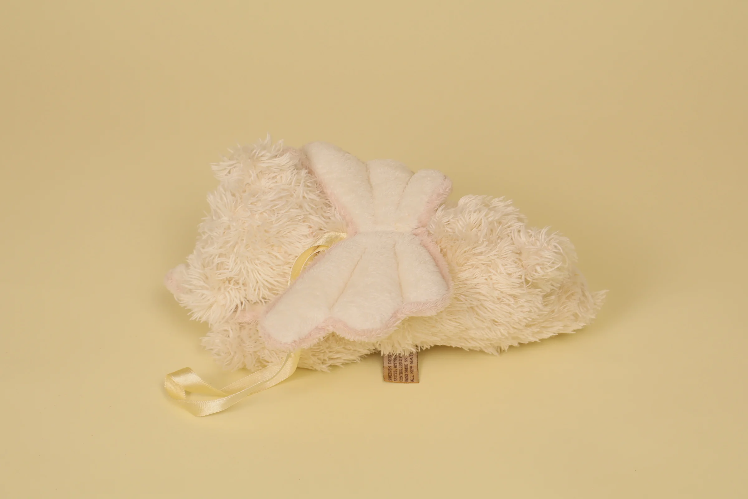 dos Peluche ours ange beige couché 19 cm avec ailes marque Bukowski Design doudou suédois naissance