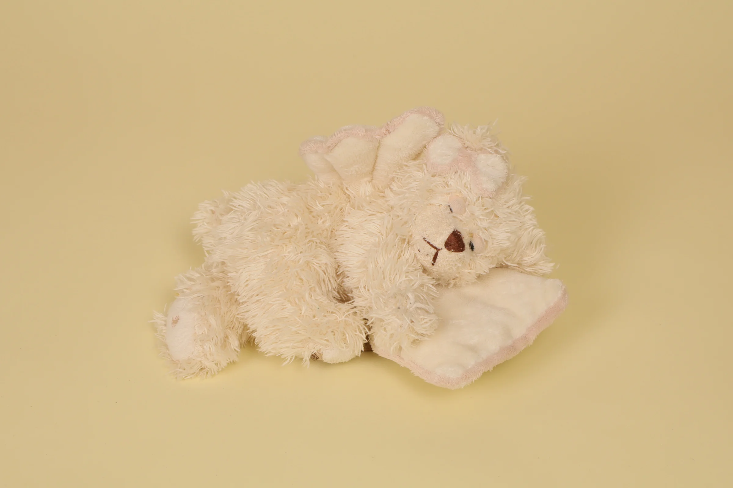 Peluche ours ange beige couché 19 cm avec ailes marque Bukowski Design doudou suédois naissance