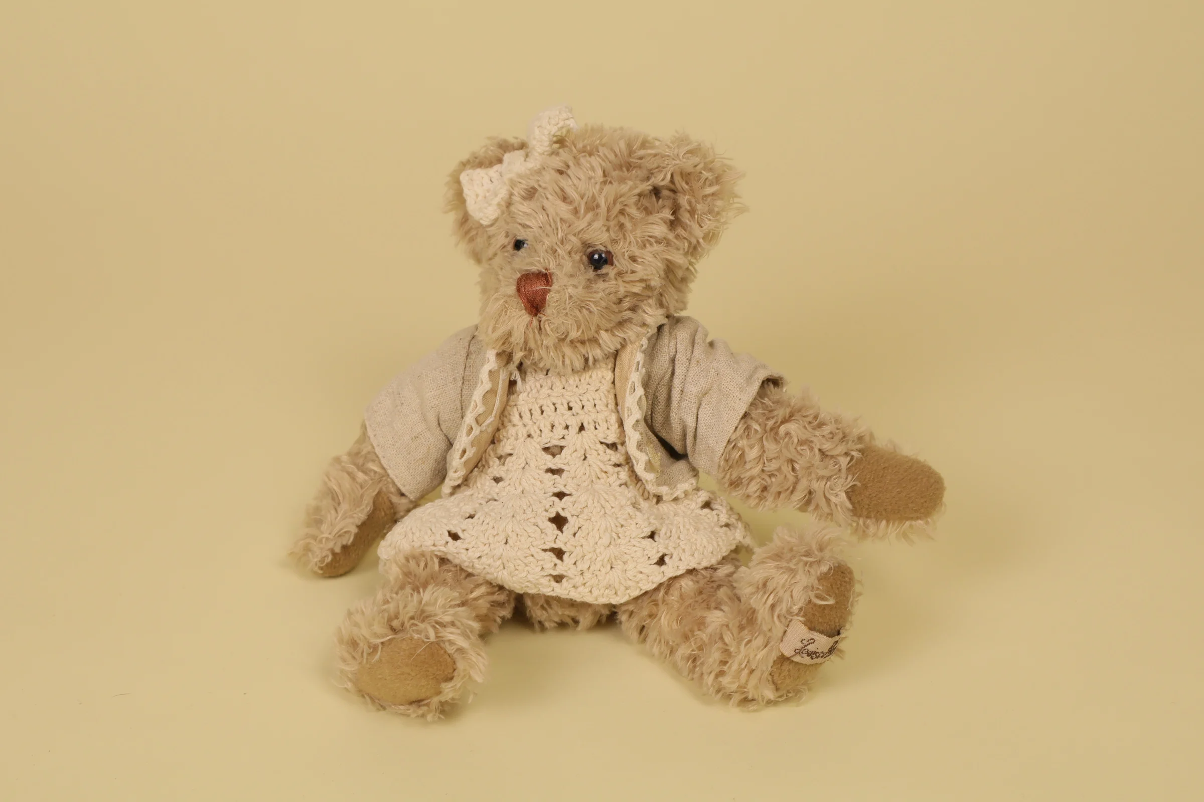 Petite peluche ours marron 18 cm robe veste nœud tricoté marque Louise Mansen doudou vintage