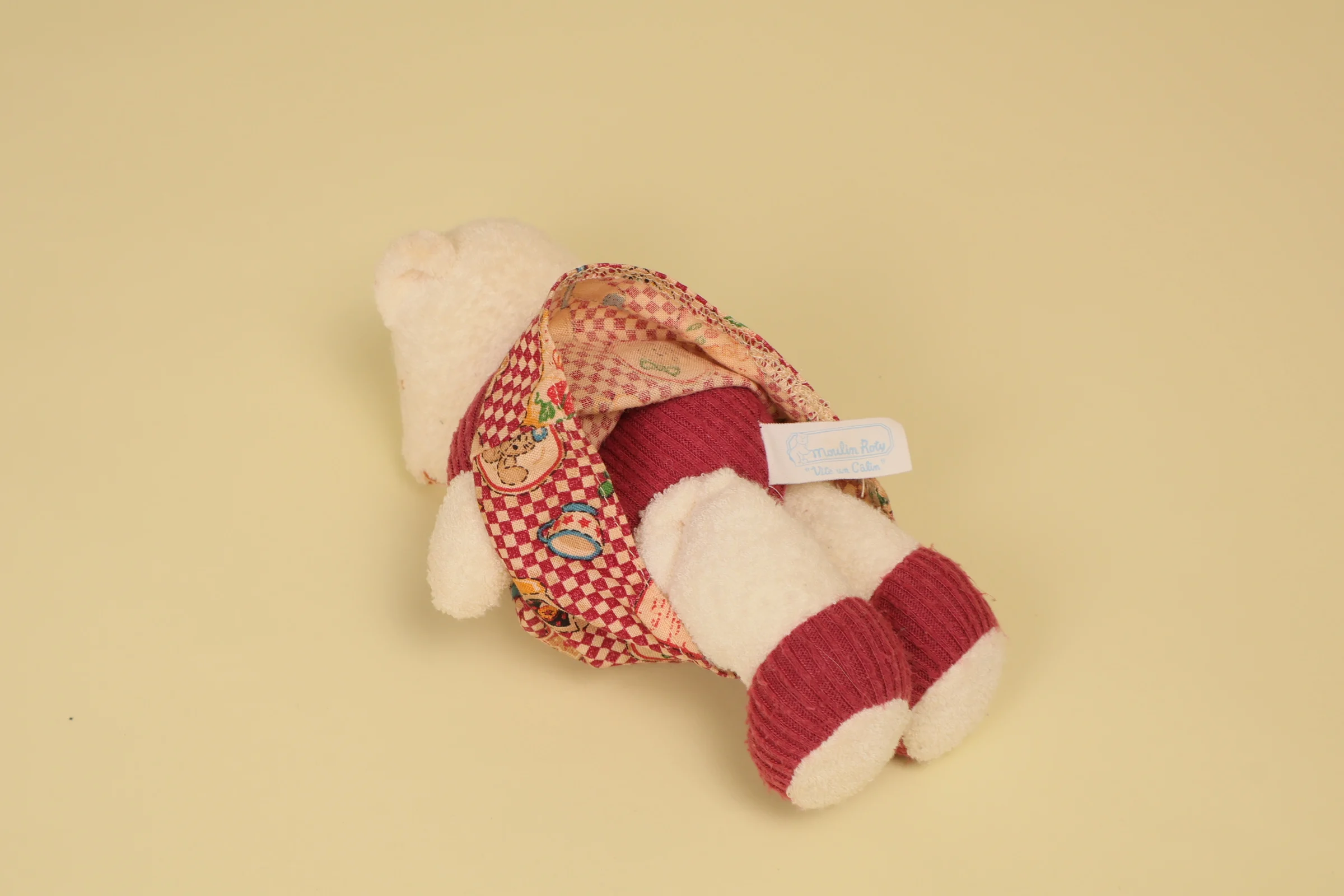 Etiquette Mini peluche ours blanc vintage 19 cm collection Vite un Câlin marque Moulin Roty robe imprimée bordeaux