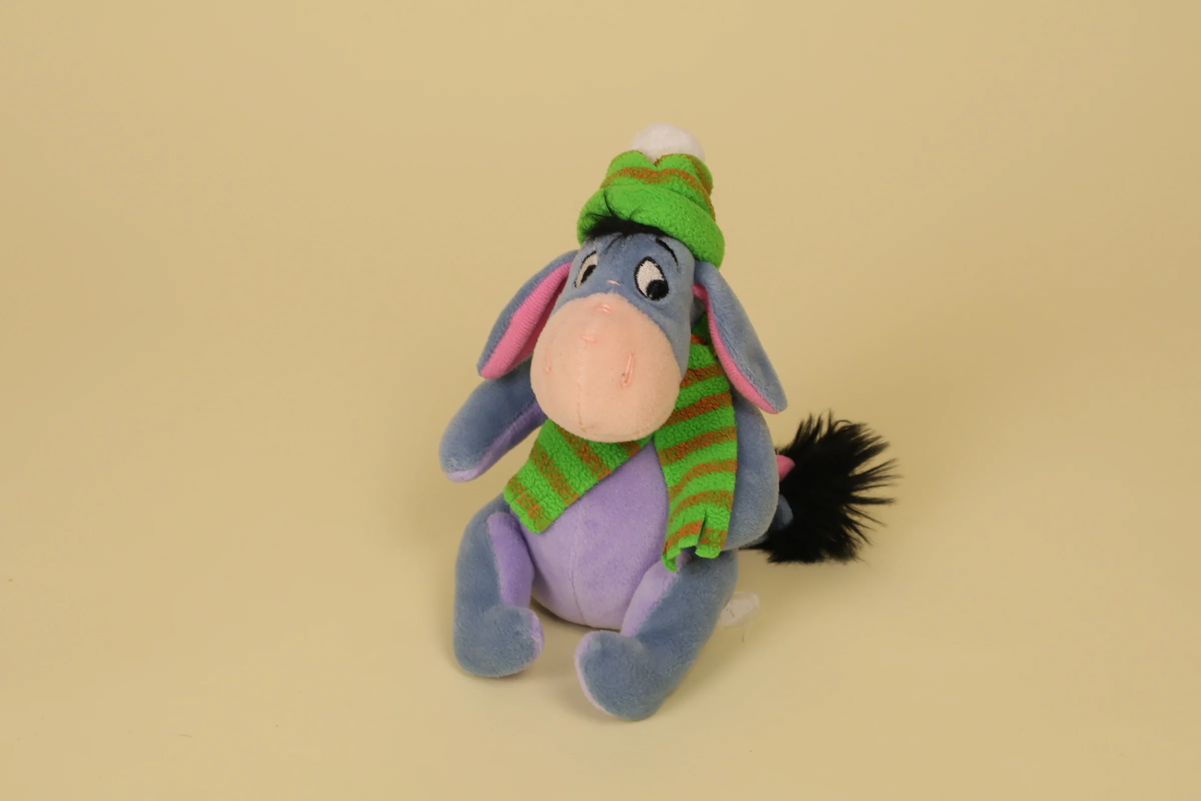 Mini peluche Bourriquet 15 cm bonnet écharpe rayés verts marque Disney Store doudou Noël officiel