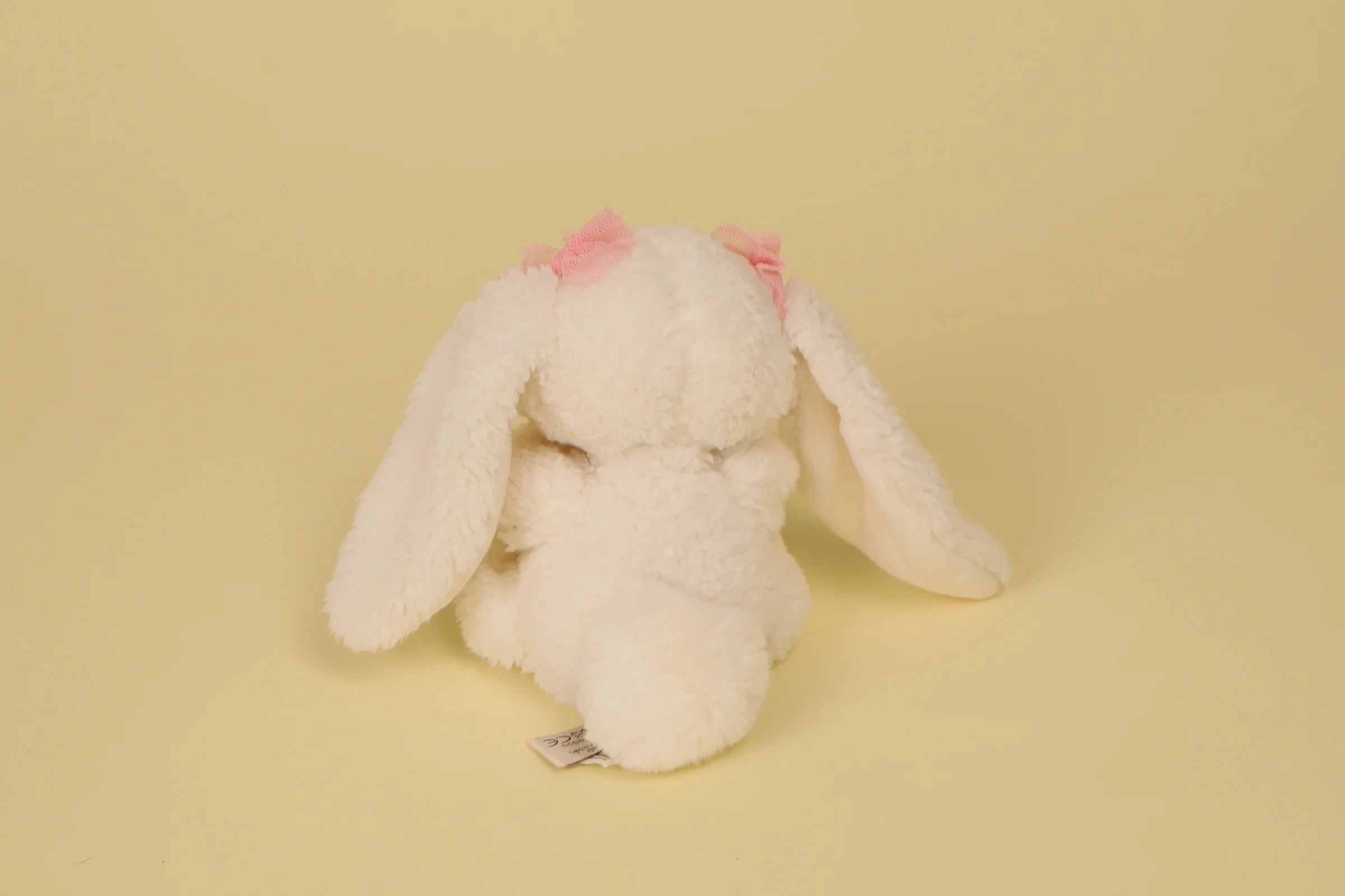 dos Mini peluche lapin blanc Alice 13 cm nœuds roses oreilles marque Bukowski Design doudou suédois naissance