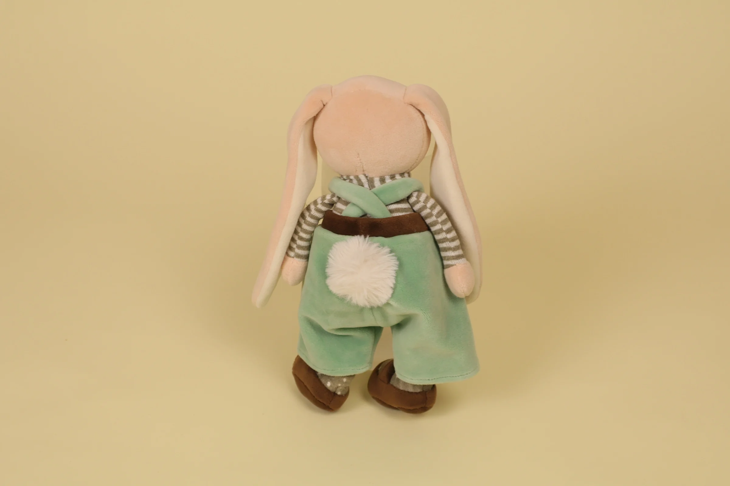 dos Petit lapin beige 24 cm salopette verte marque Bukowski Design collection Bunny Brother doudou suédois