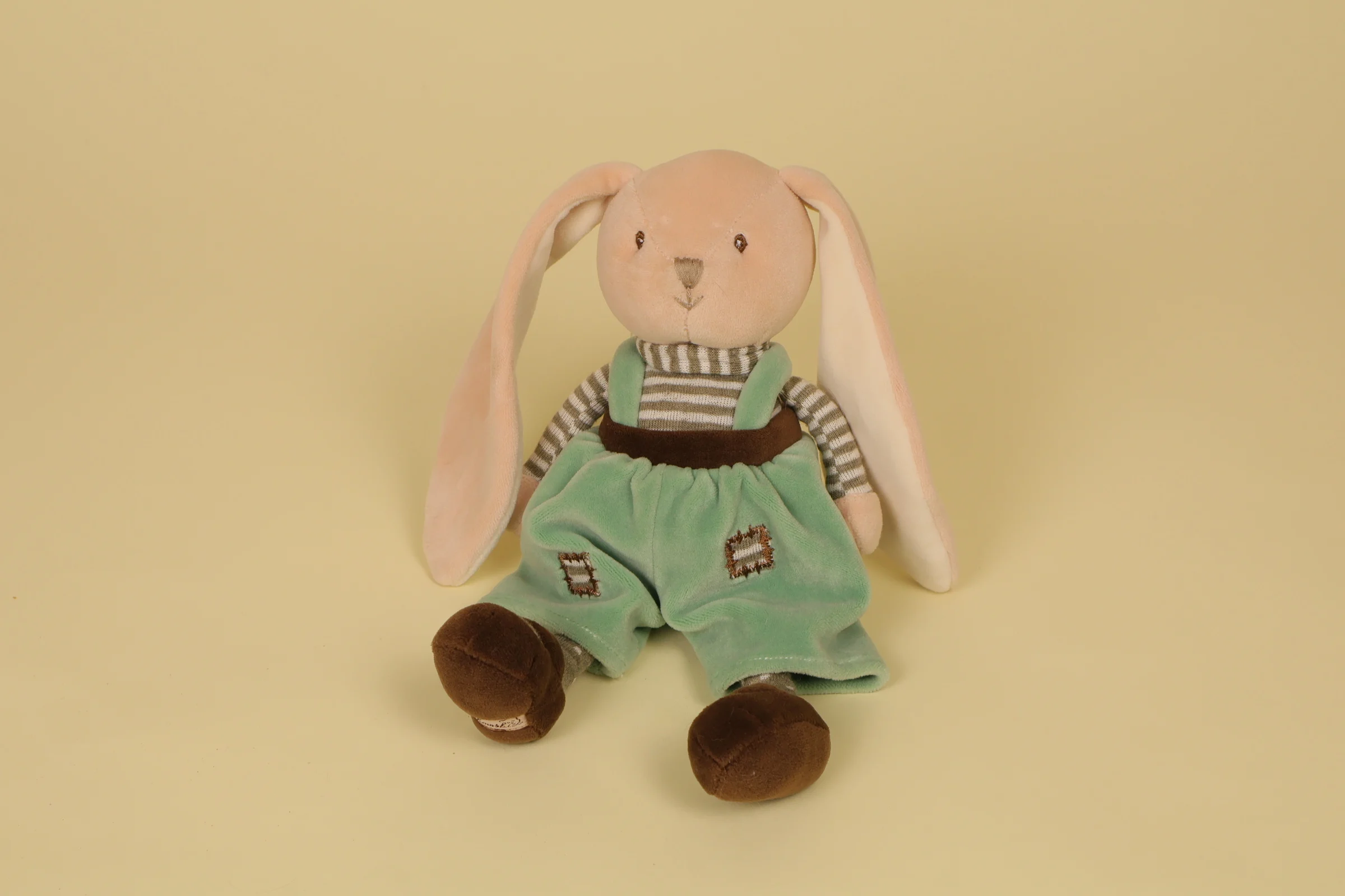 Petit lapin beige 24 cm salopette verte marque Bukowski Design collection Bunny Brother doudou suédois
