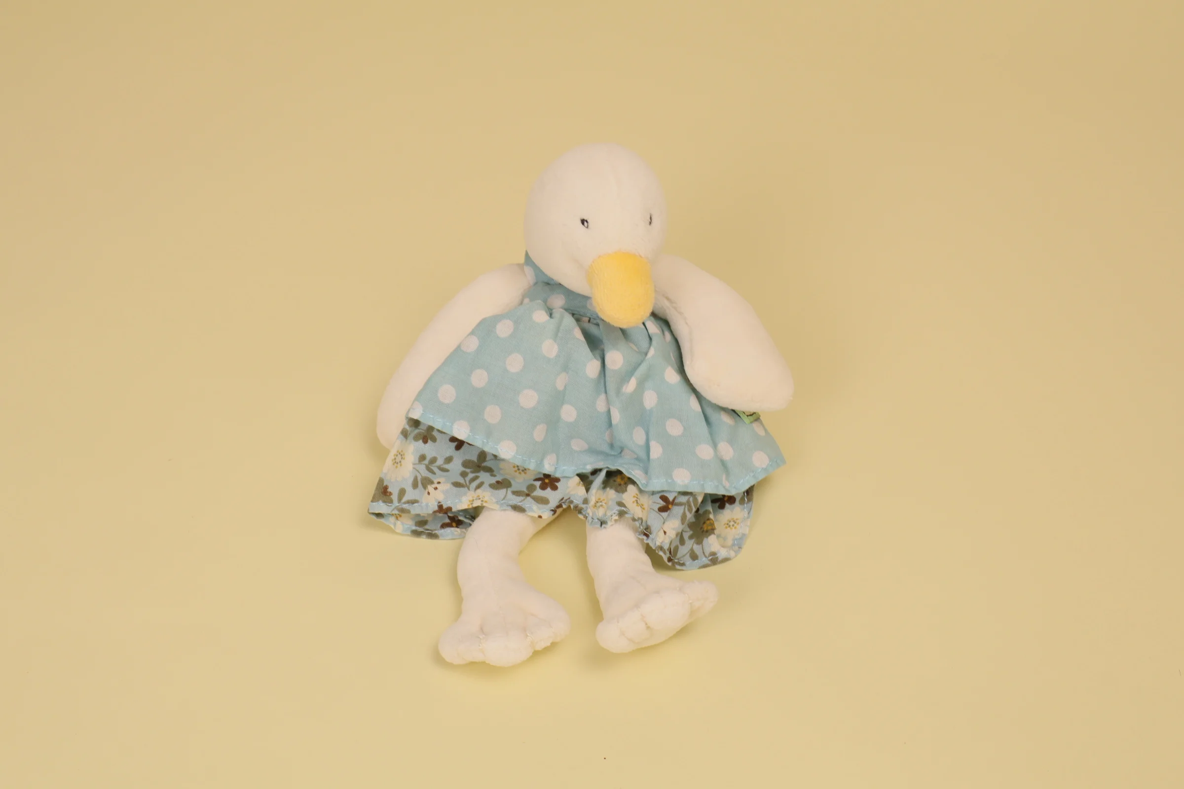 Mini doudou cane blanche Jeanne 21 cm collection La Grande Famille marque Moulin Roty robe bleue à motifs